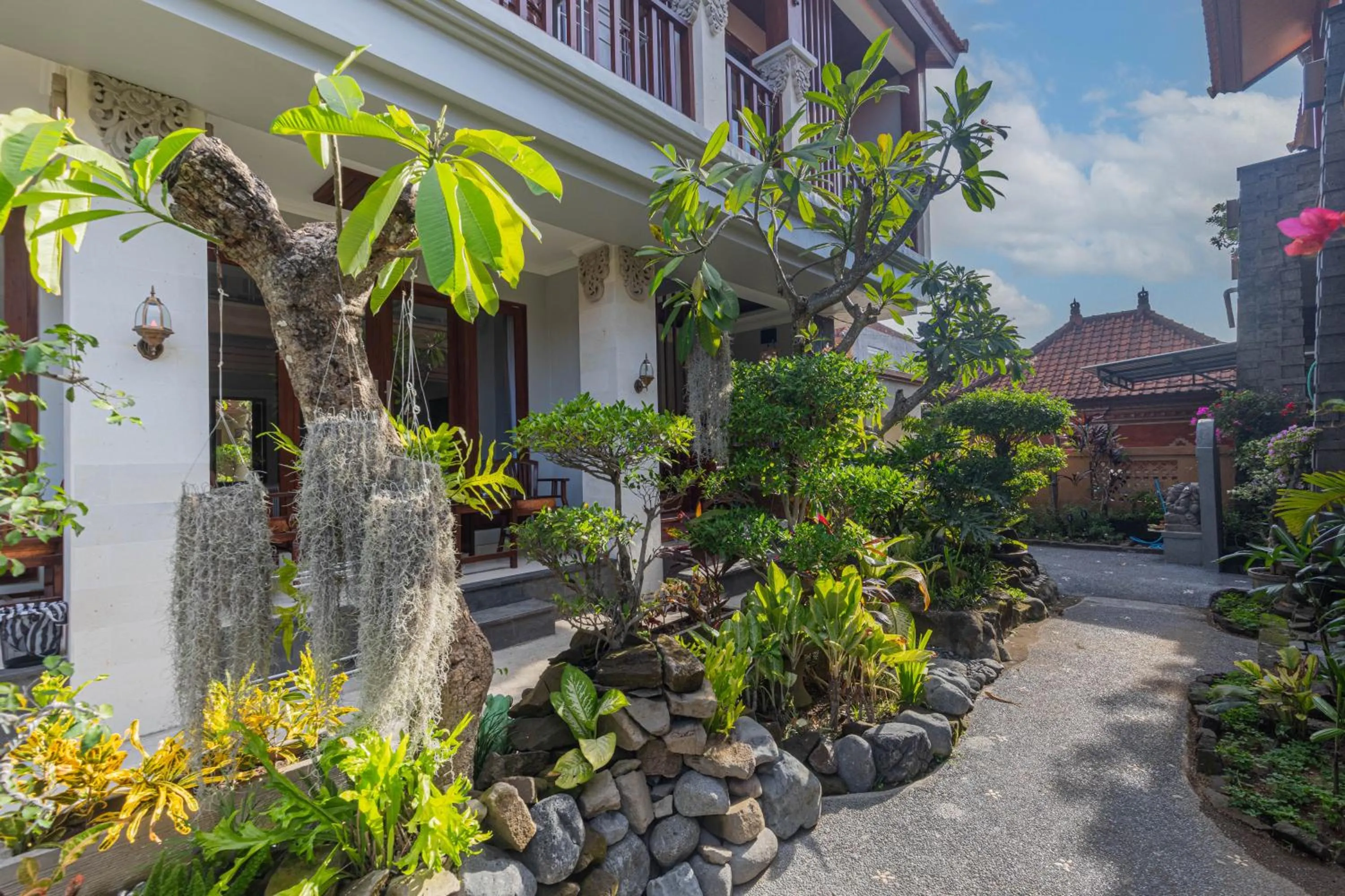 Property building in Donahome