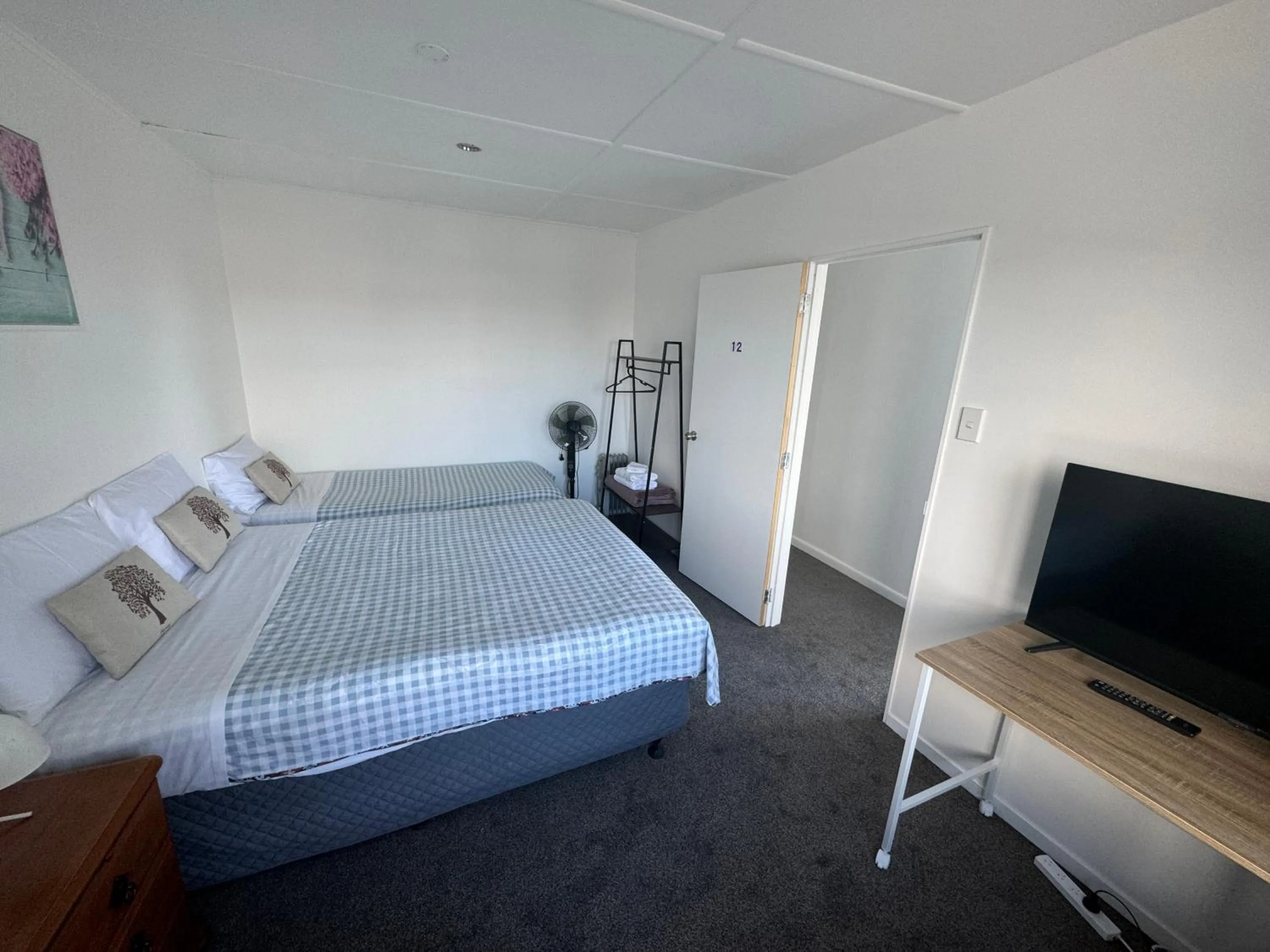 Bed in Rainbow Motel & Guest House