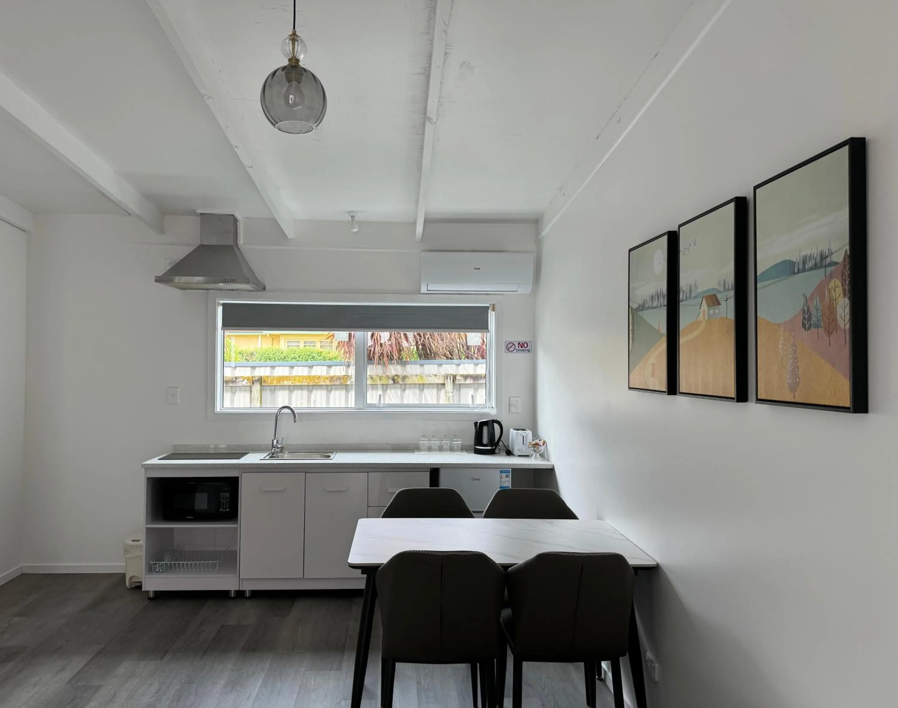 Kitchen or kitchenette in Rainbow Motel & Guest House