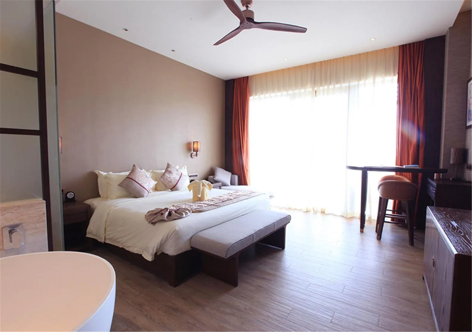 Bed in Mangrove Tree Resort World Sanya Bay- Queen Palm Towers
