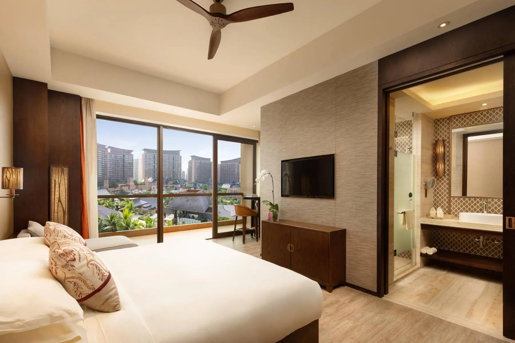 Bed in Mangrove Tree Resort World Sanya Bay- Queen Palm Towers