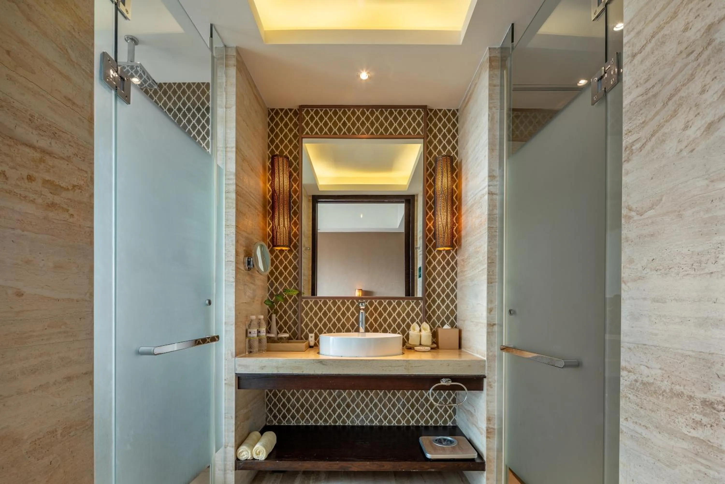 Shower in Mangrove Tree Resort World Sanya Bay- Queen Palm Towers