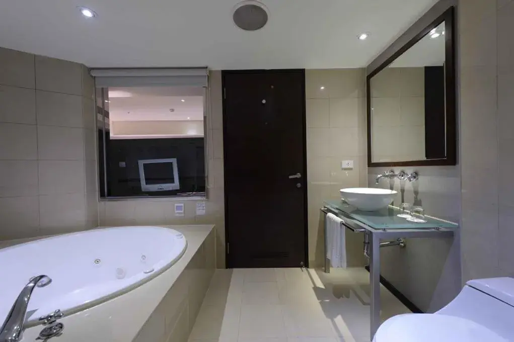 Hot Tub, Bathroom in K Hotel - Yunghe