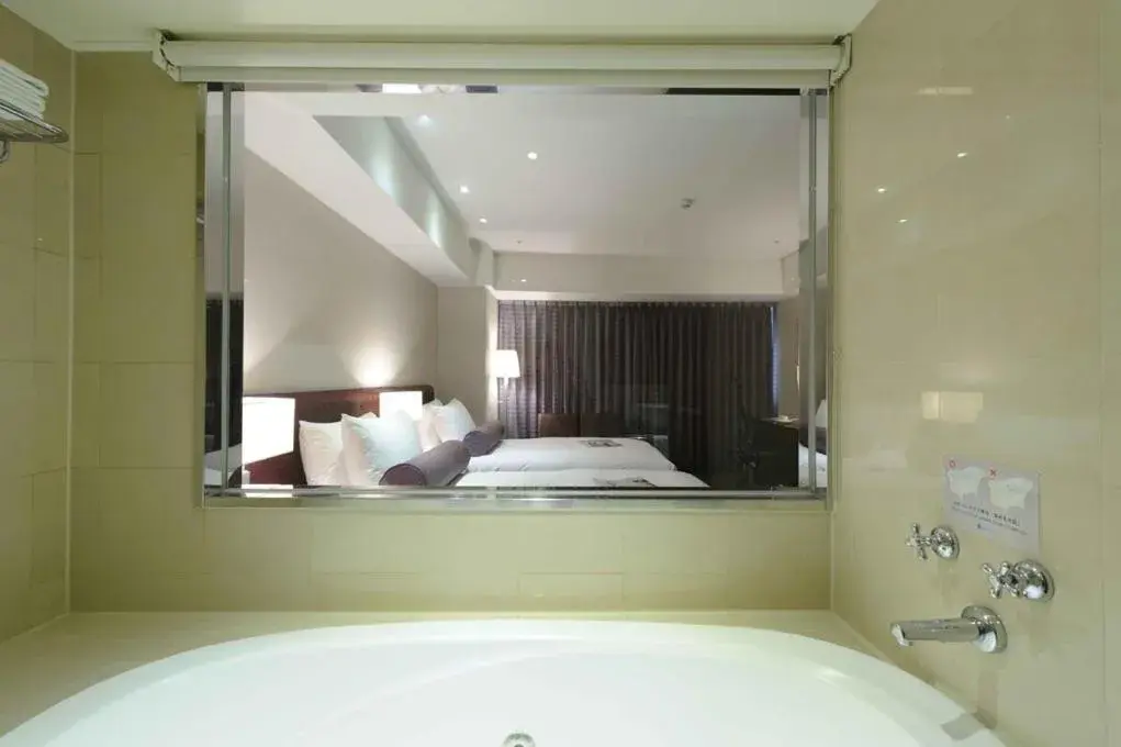 Bathroom, Bed in K Hotel - Yunghe