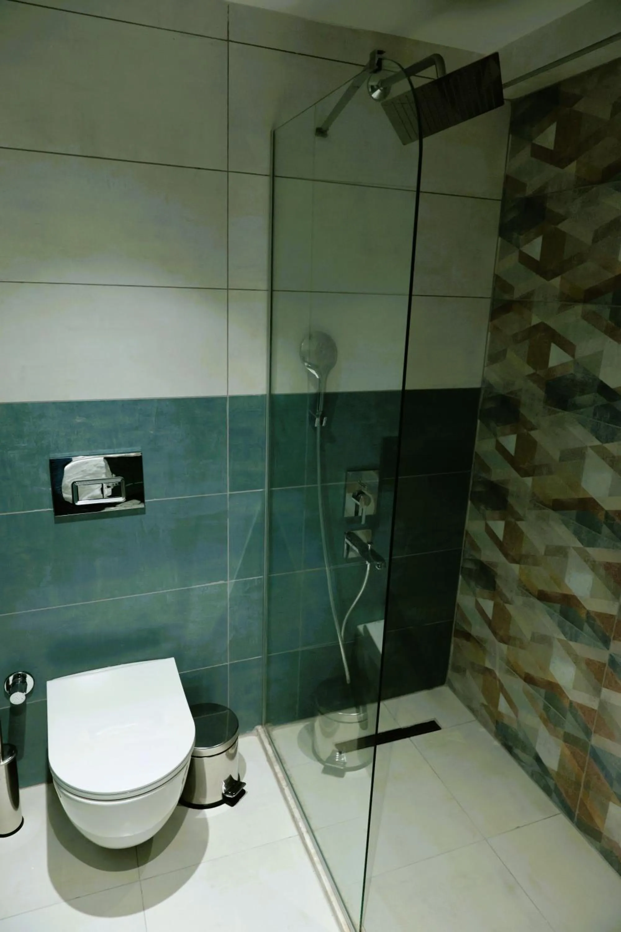 Toilet in Aybek Ratio Hotel