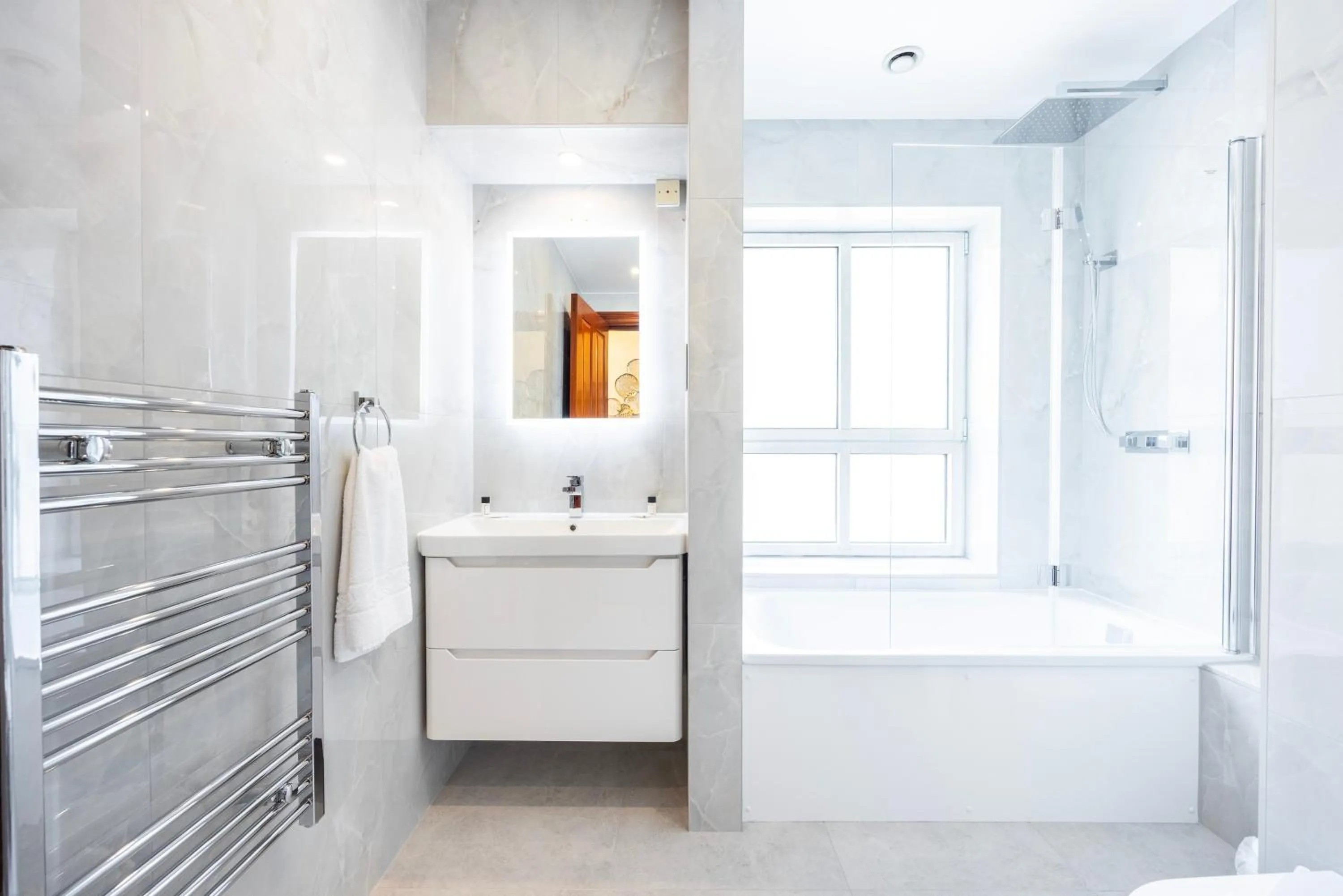 Bathroom, Bed in CARLTON COURT - MAYFAIR
