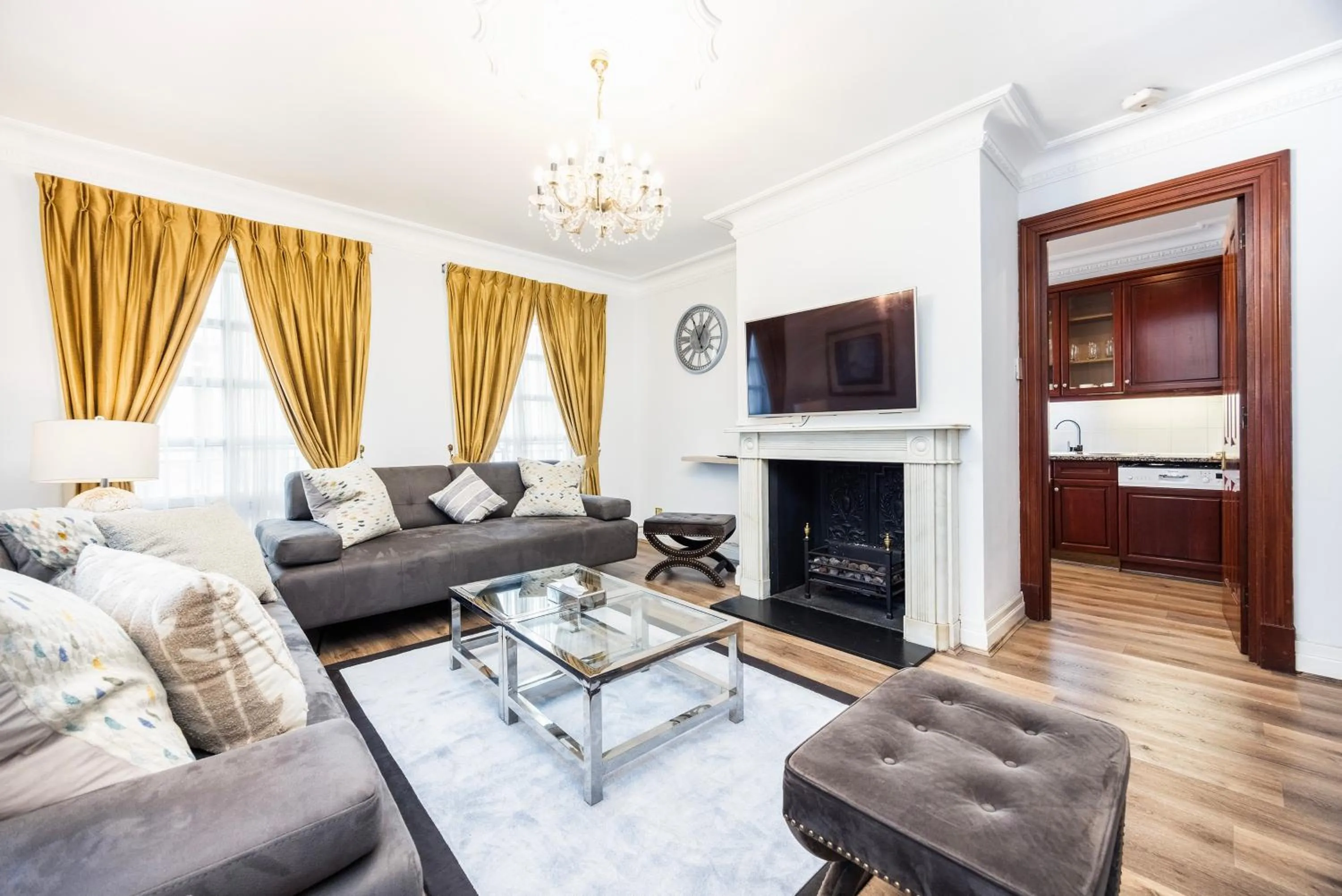Living room in CARLTON COURT - MAYFAIR