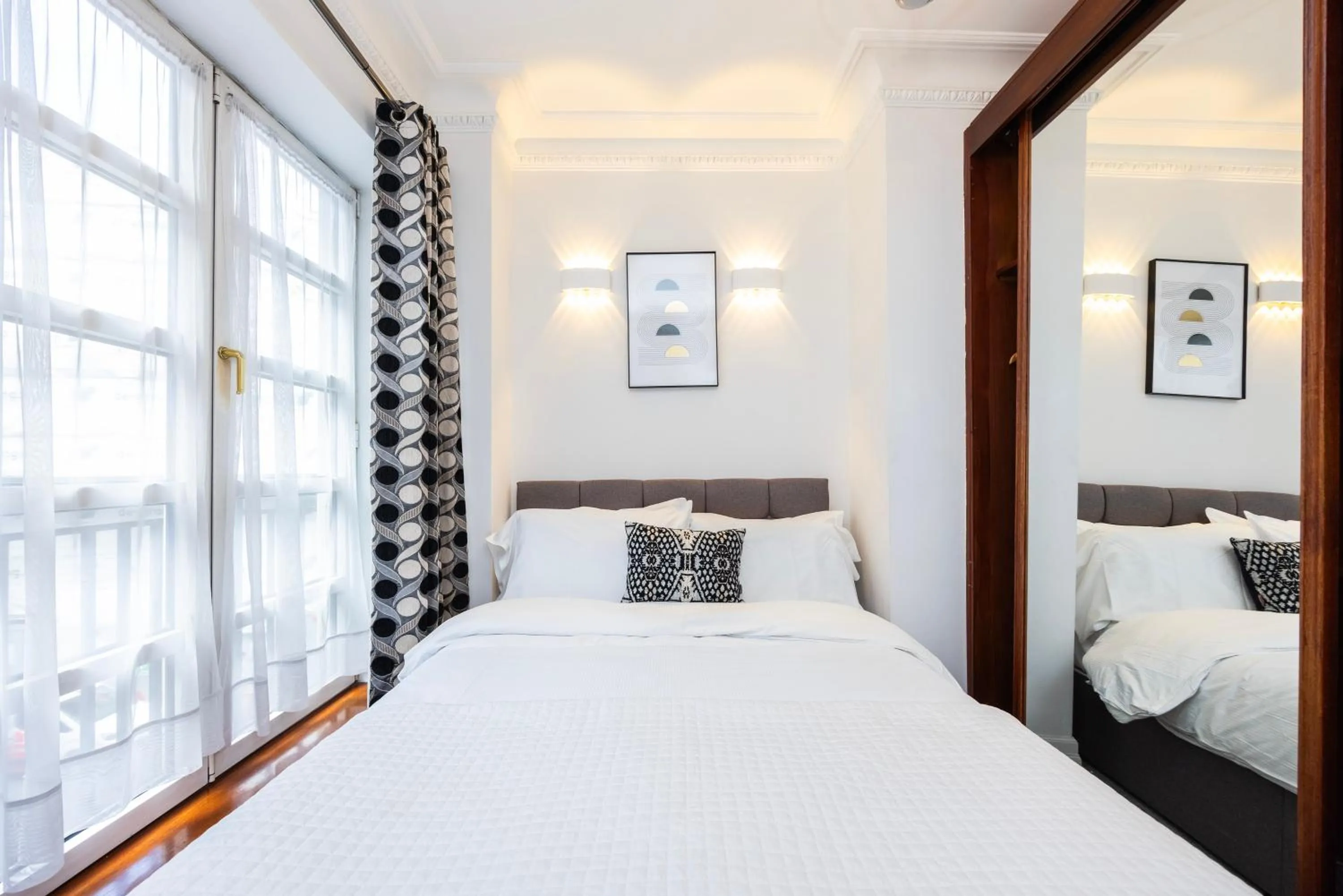 Photo of the whole room, Bed in CARLTON COURT - MAYFAIR