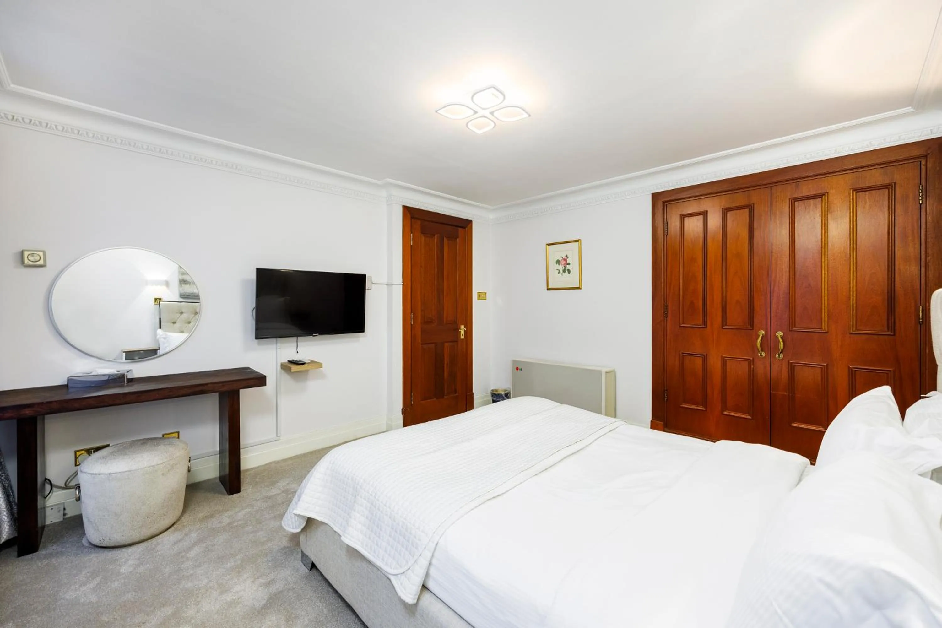 Bedroom, Bed in CARLTON COURT - MAYFAIR