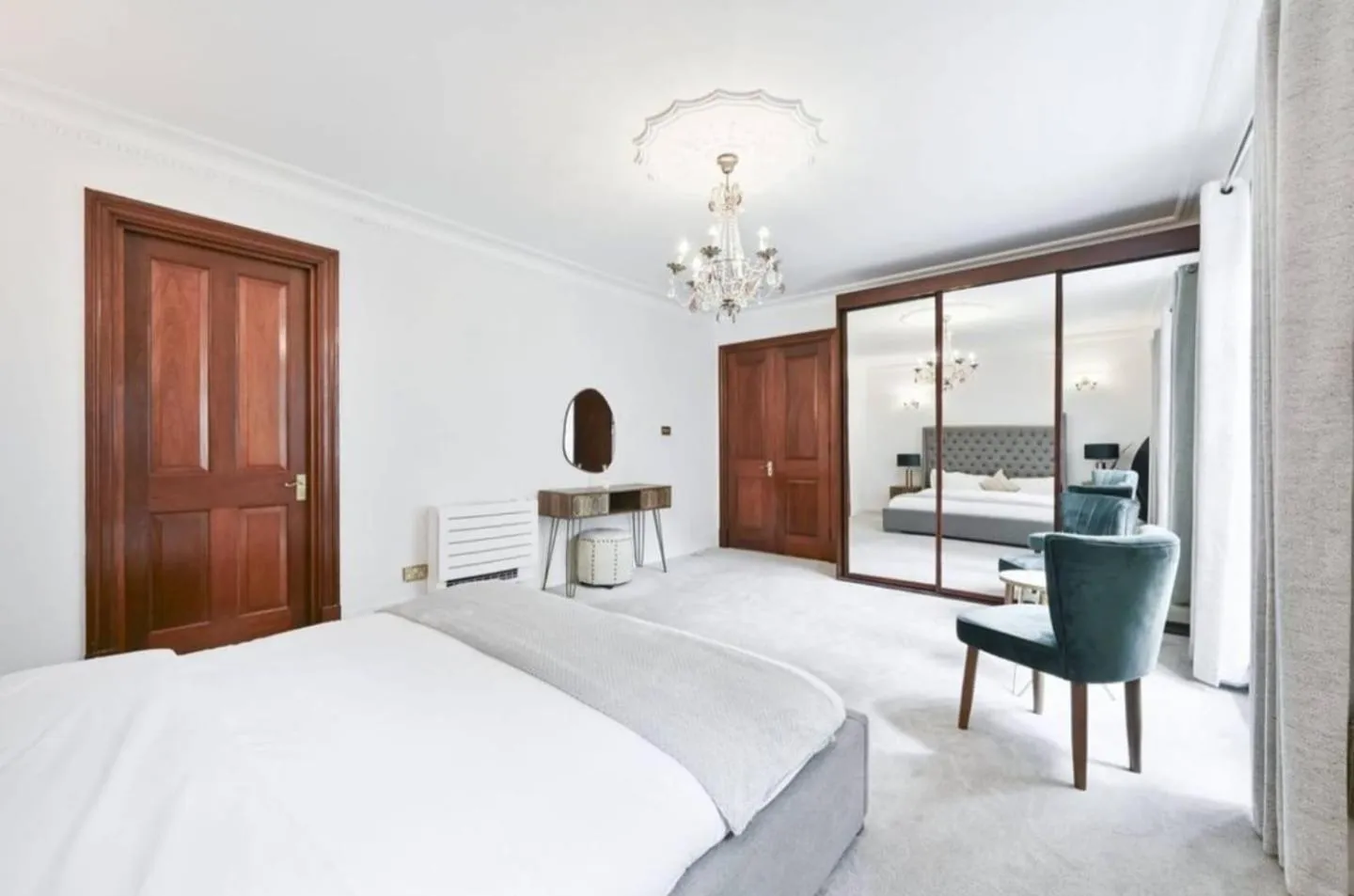 Bedroom, Bed in CARLTON COURT - MAYFAIR