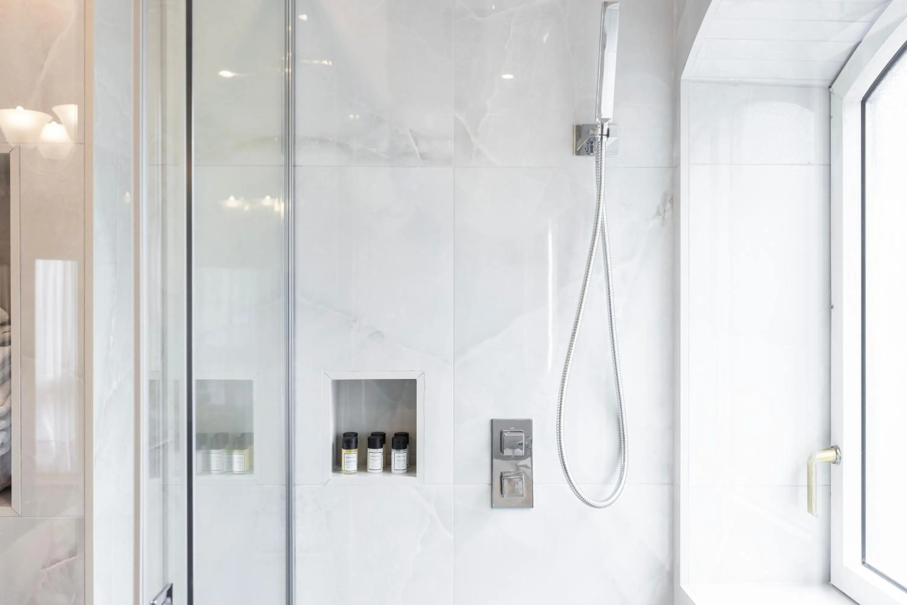 Shower in CARLTON COURT - MAYFAIR
