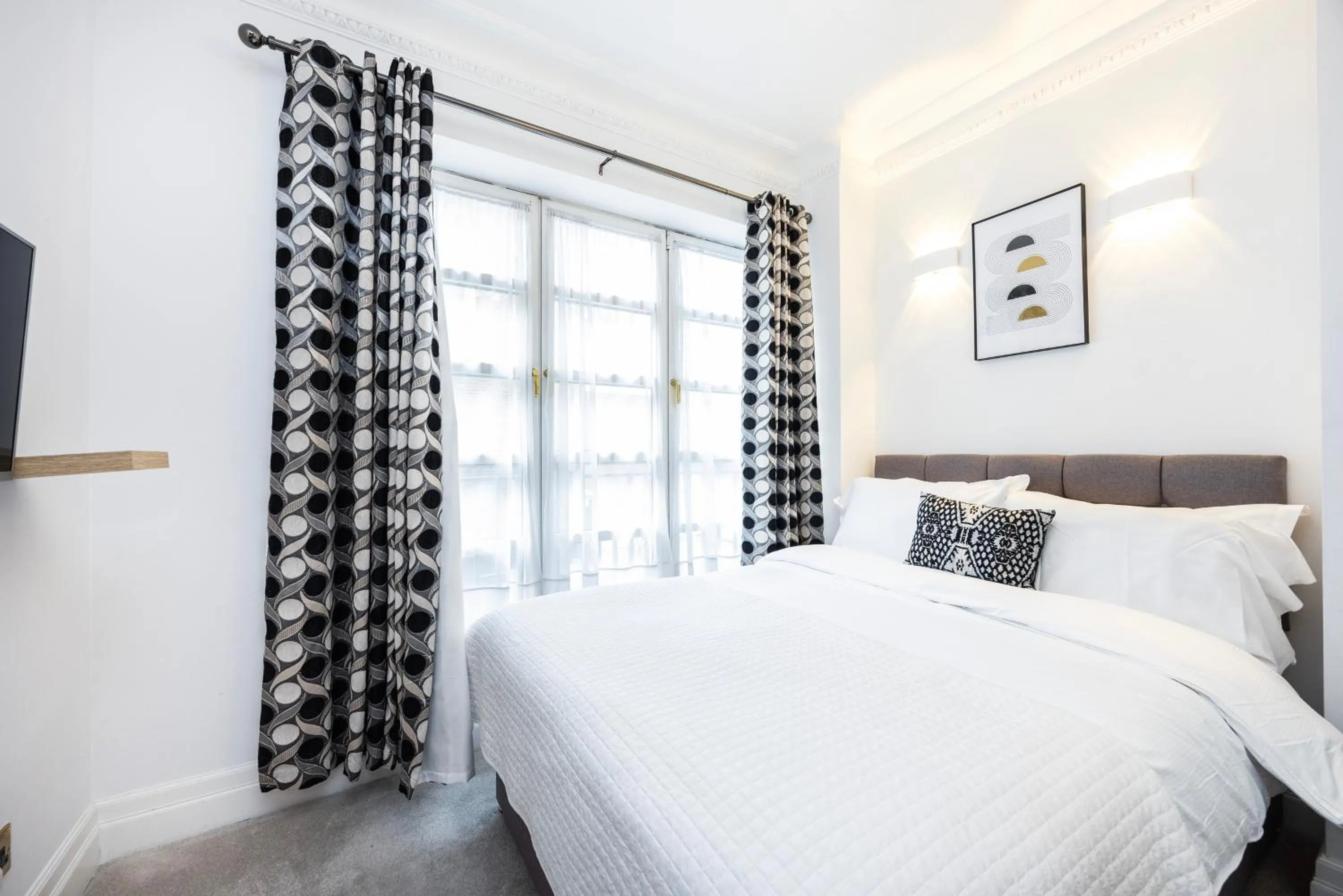 Photo of the whole room, Bed in CARLTON COURT - MAYFAIR