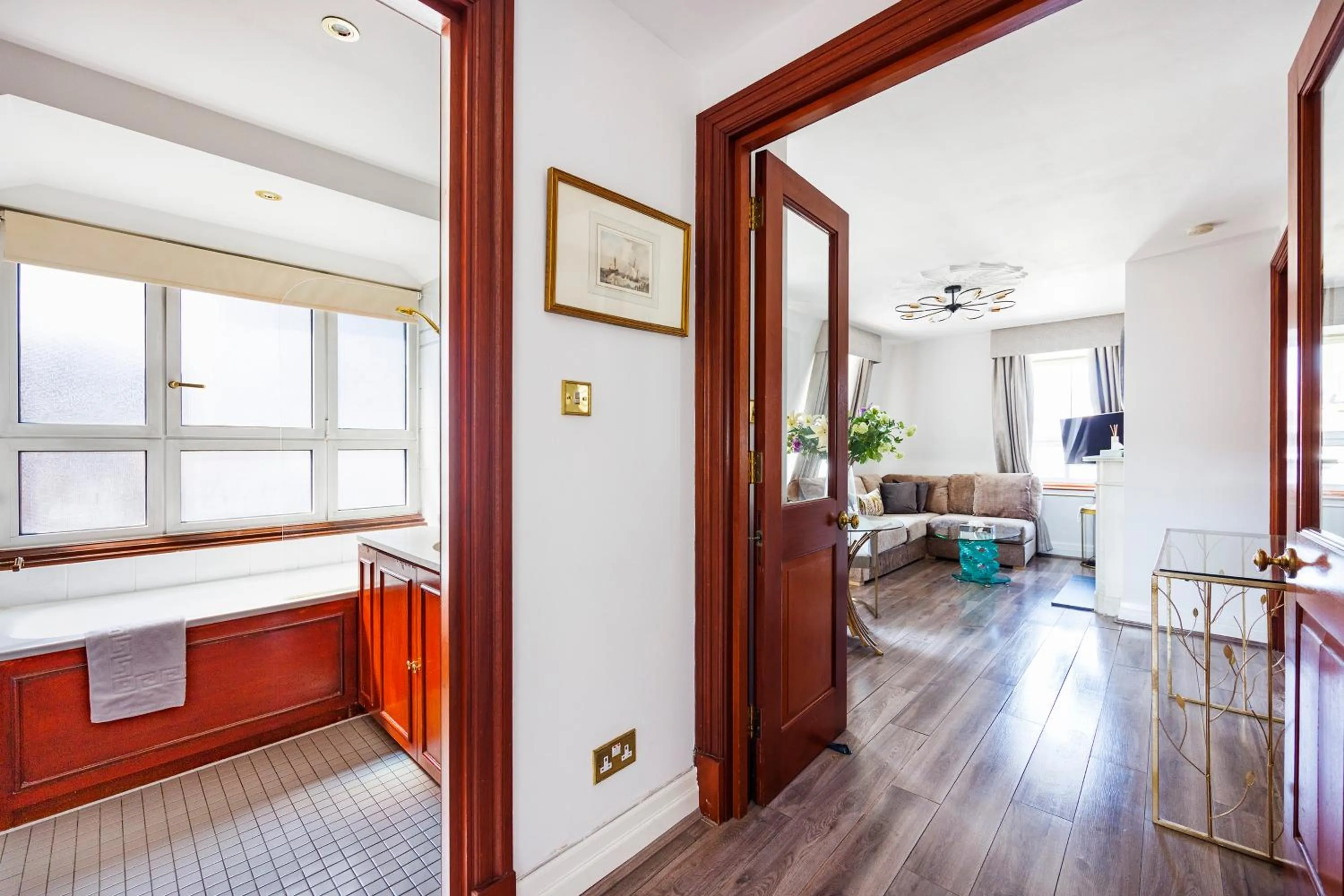 Photo of the whole room, Bed in CARLTON COURT - MAYFAIR