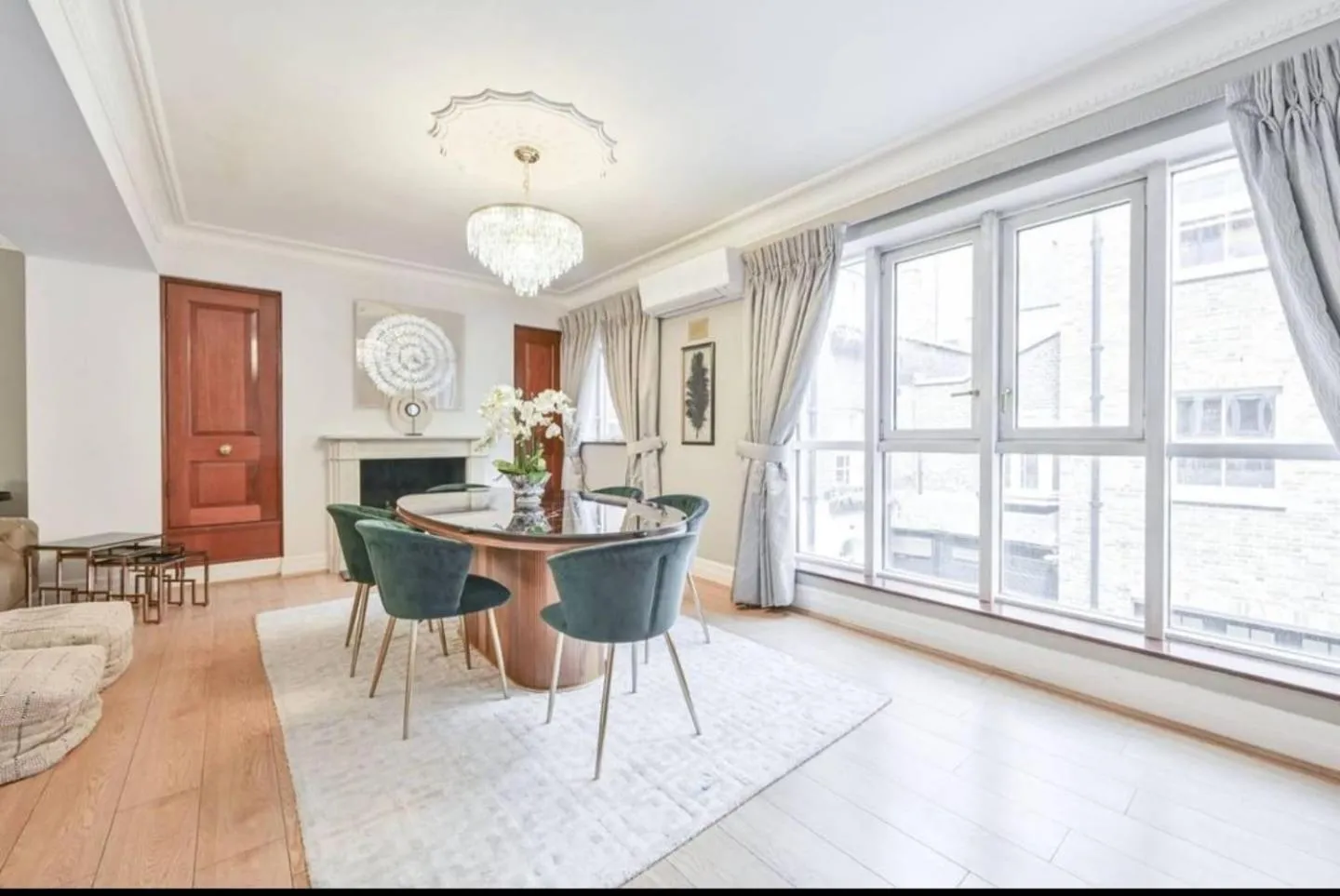 Living room in CARLTON COURT - MAYFAIR