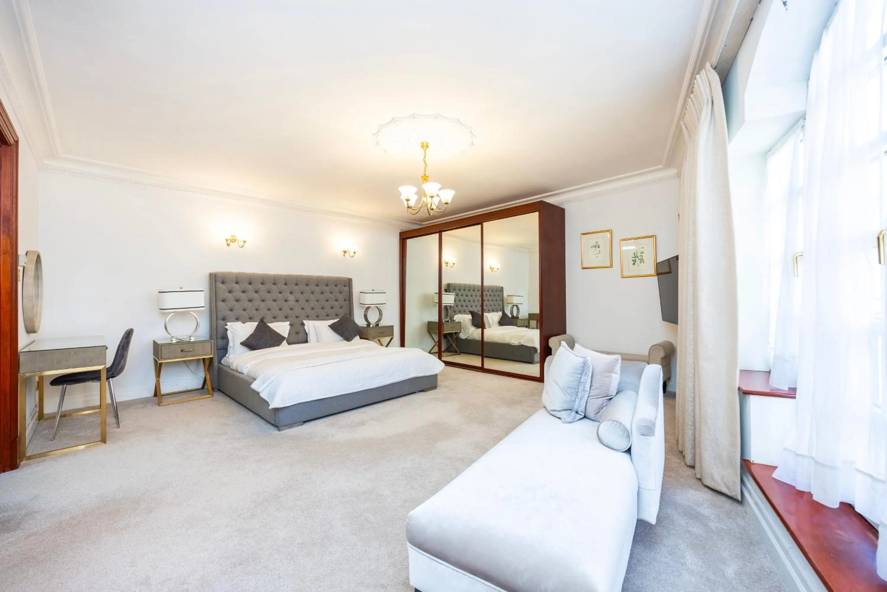 Bedroom, Bed in CARLTON COURT - MAYFAIR