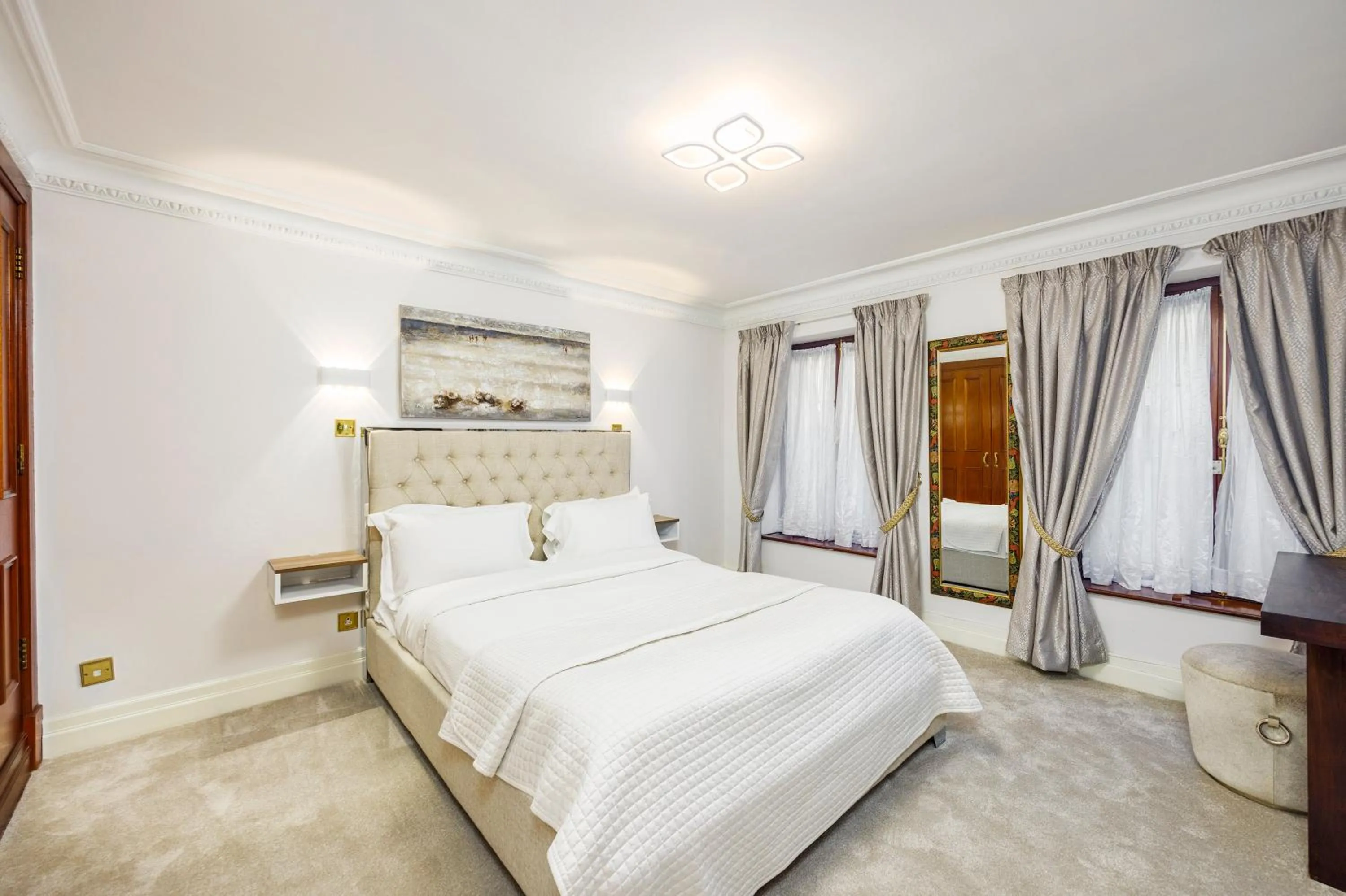 Bedroom, Bed in CARLTON COURT - MAYFAIR