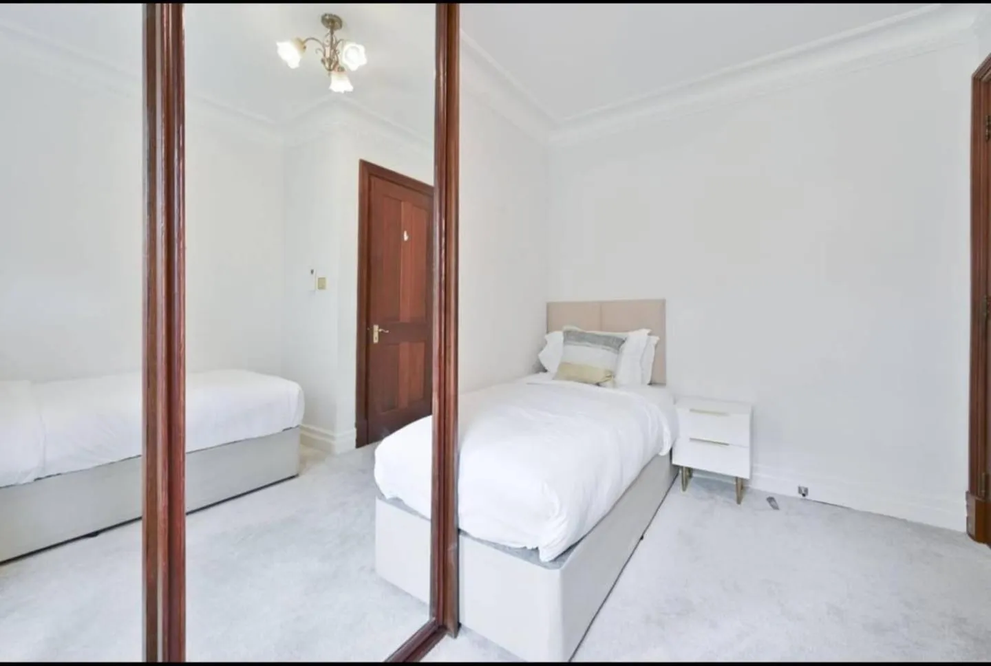 Bedroom, Bed in CARLTON COURT - MAYFAIR