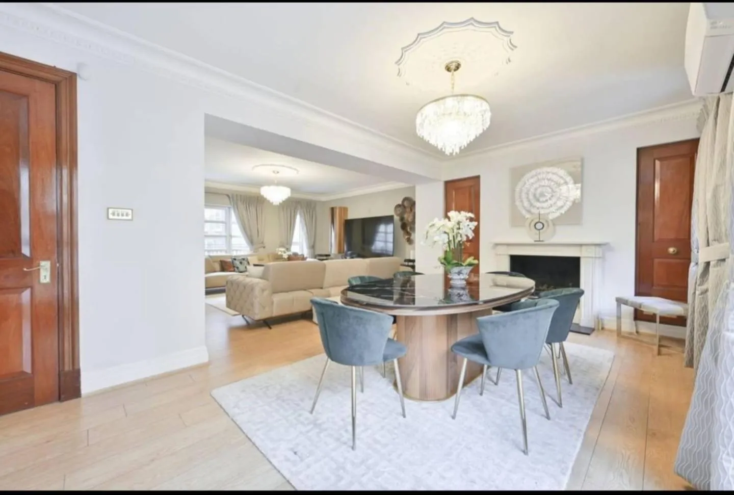 Living room in CARLTON COURT - MAYFAIR
