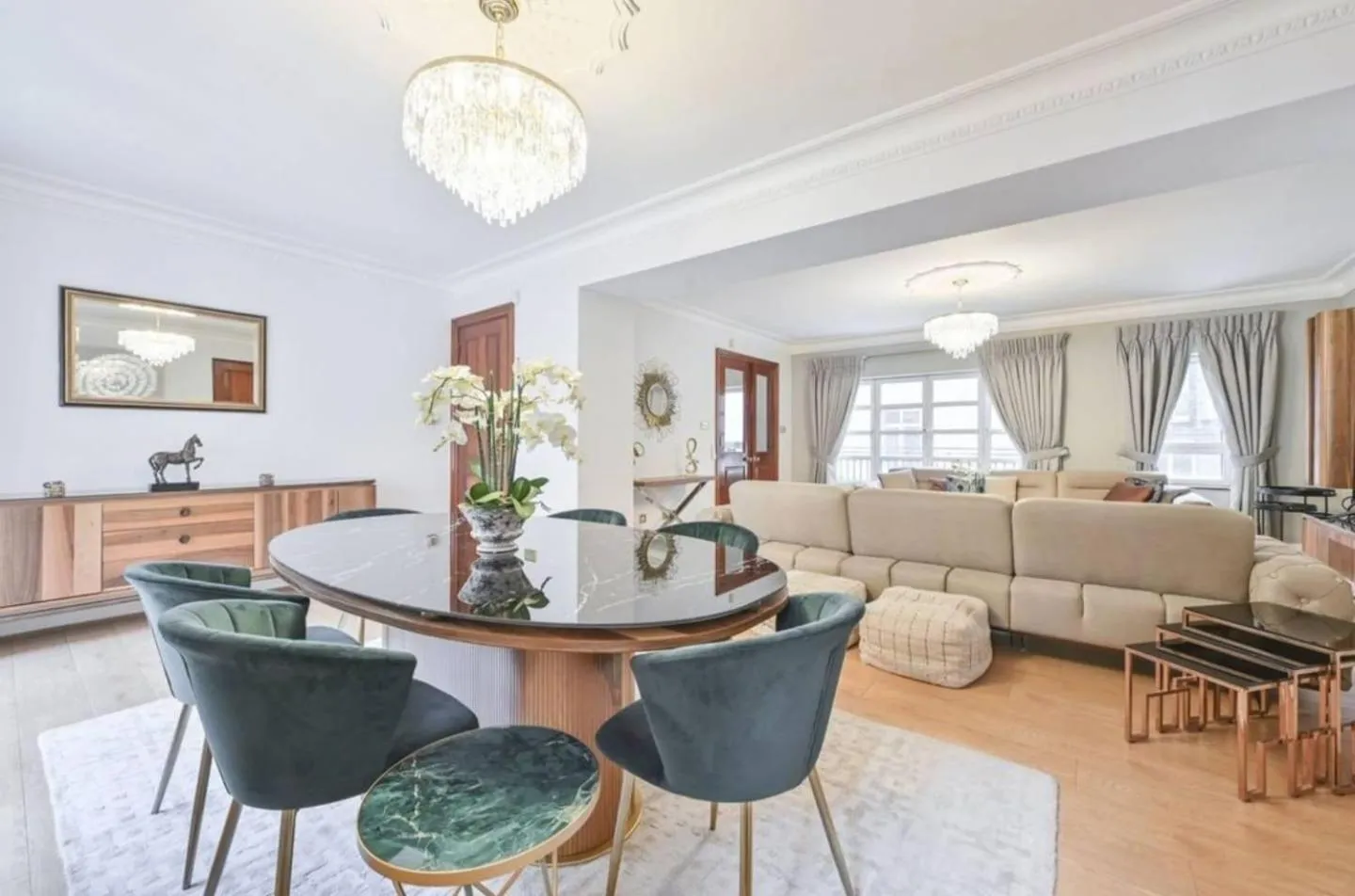 Living room in CARLTON COURT - MAYFAIR