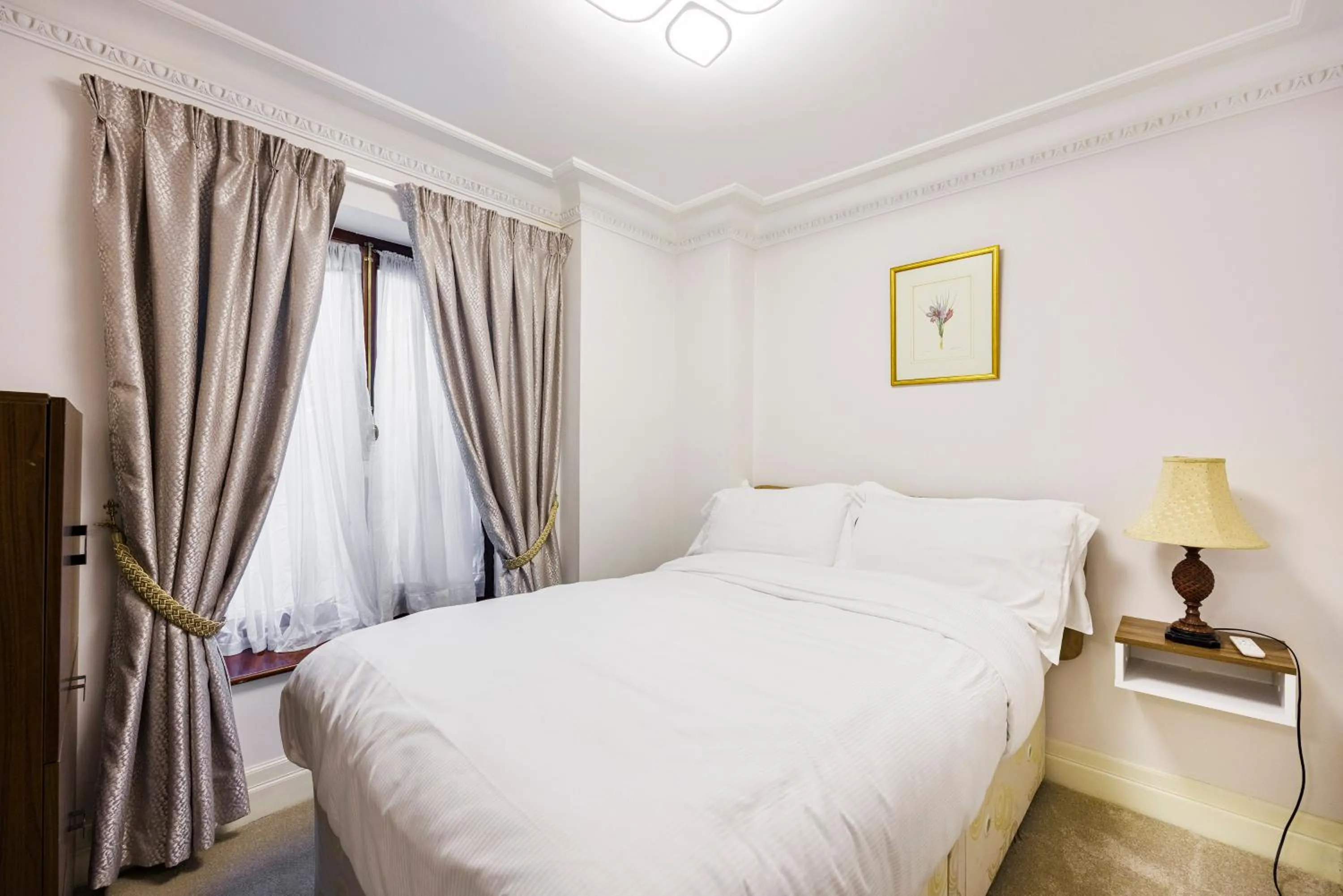 Bedroom, Bed in CARLTON COURT - MAYFAIR