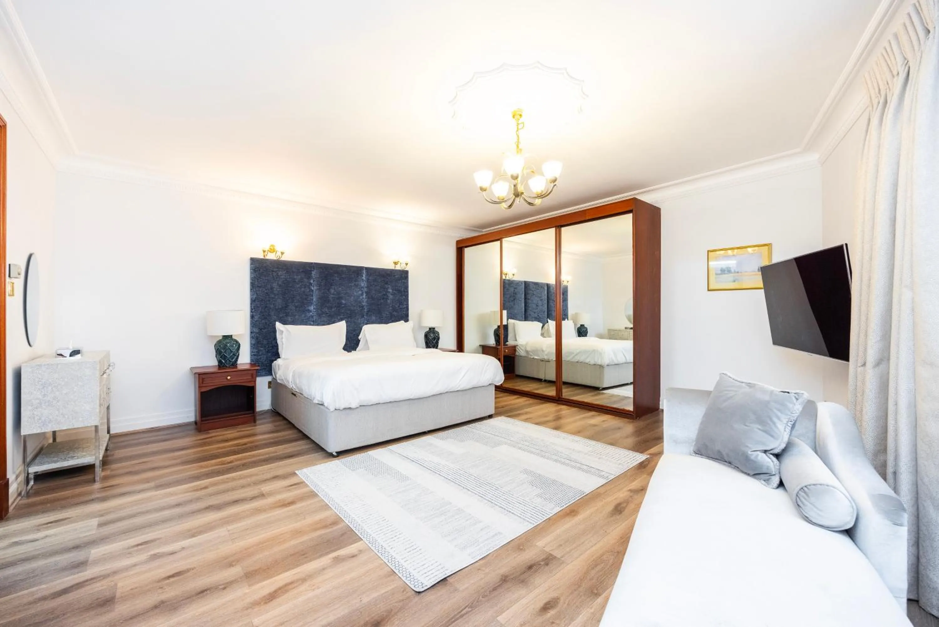 Bedroom, Bed in CARLTON COURT - MAYFAIR