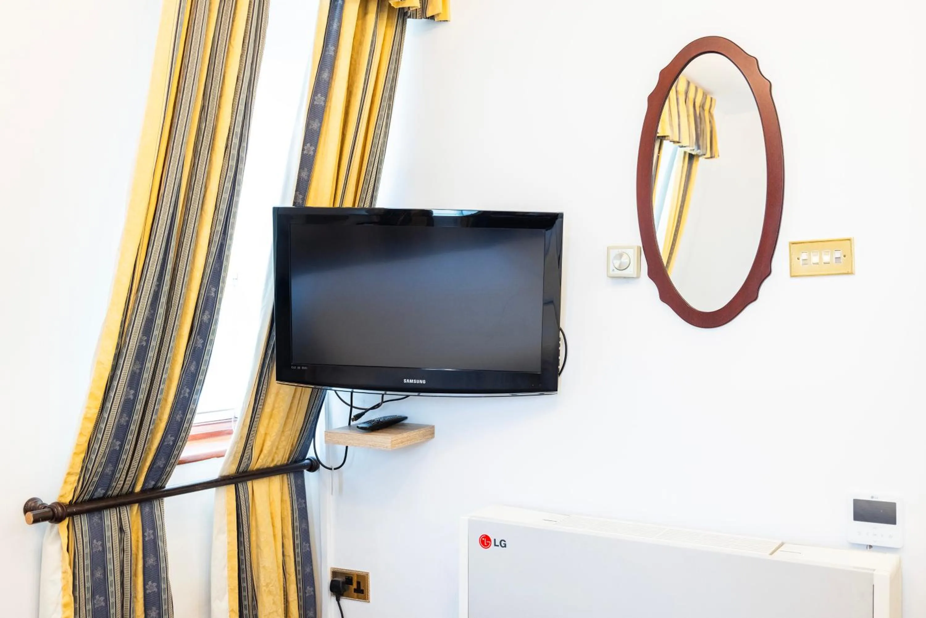 TV and multimedia in CARLTON COURT - MAYFAIR