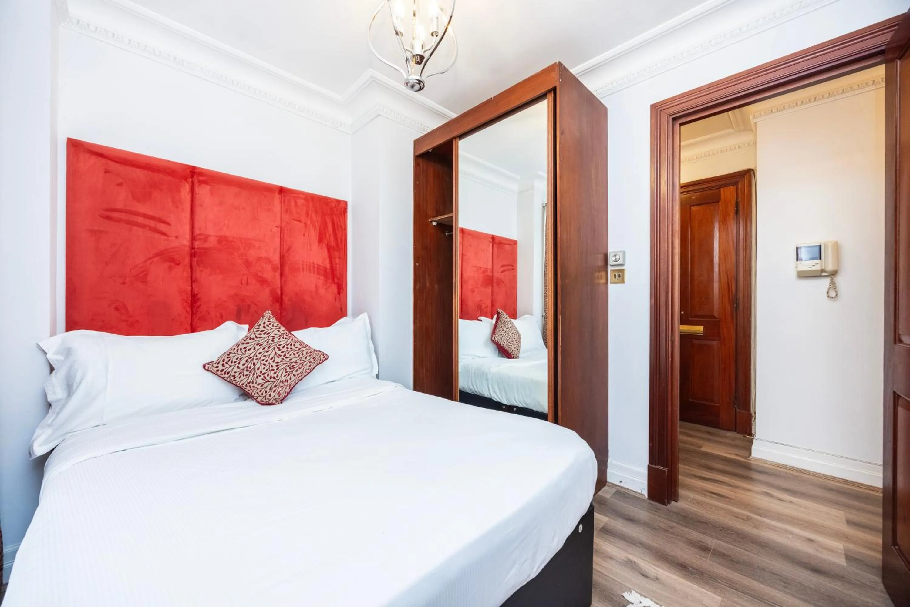 Bedroom, Bed in CARLTON COURT - MAYFAIR