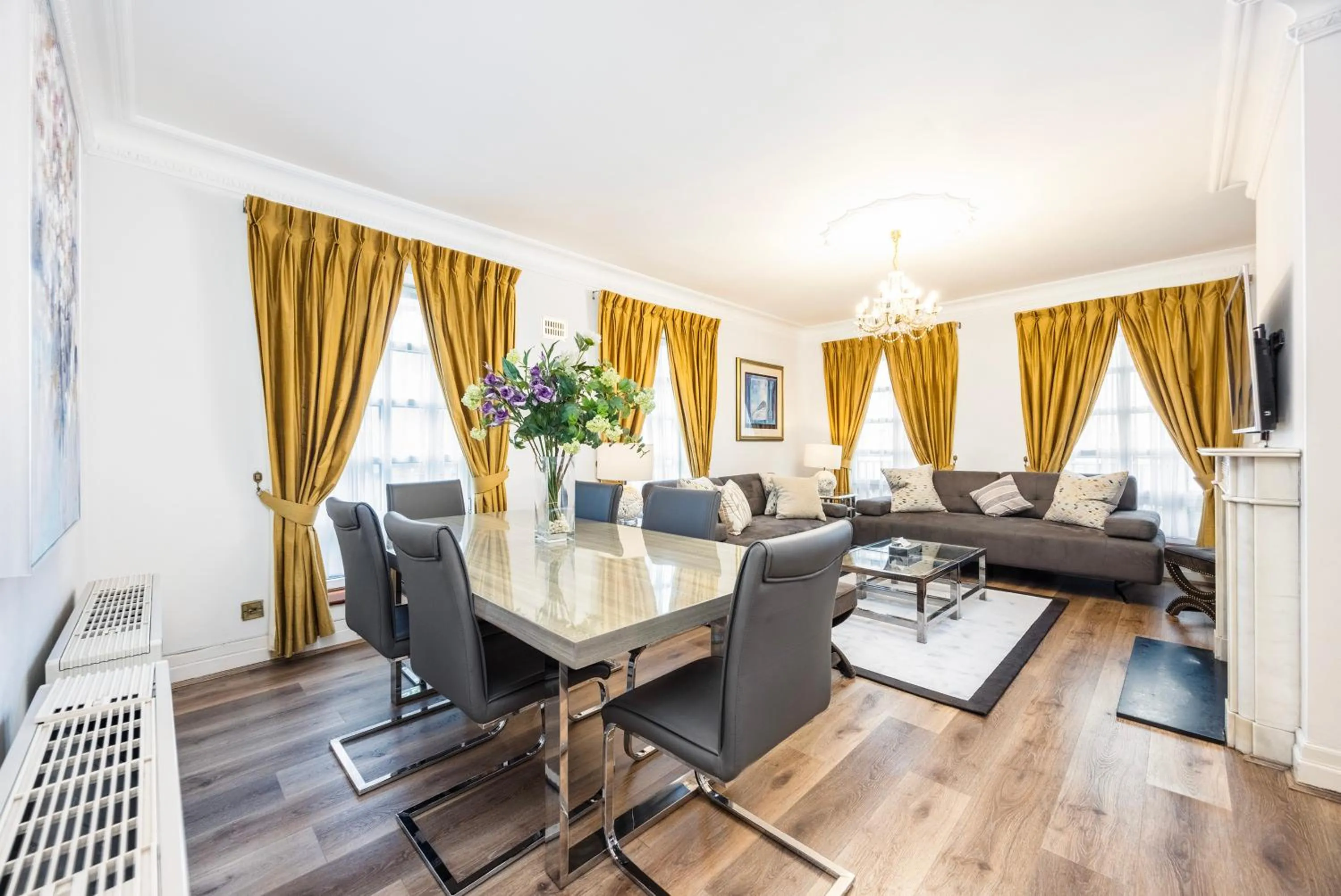 Living room in CARLTON COURT - MAYFAIR