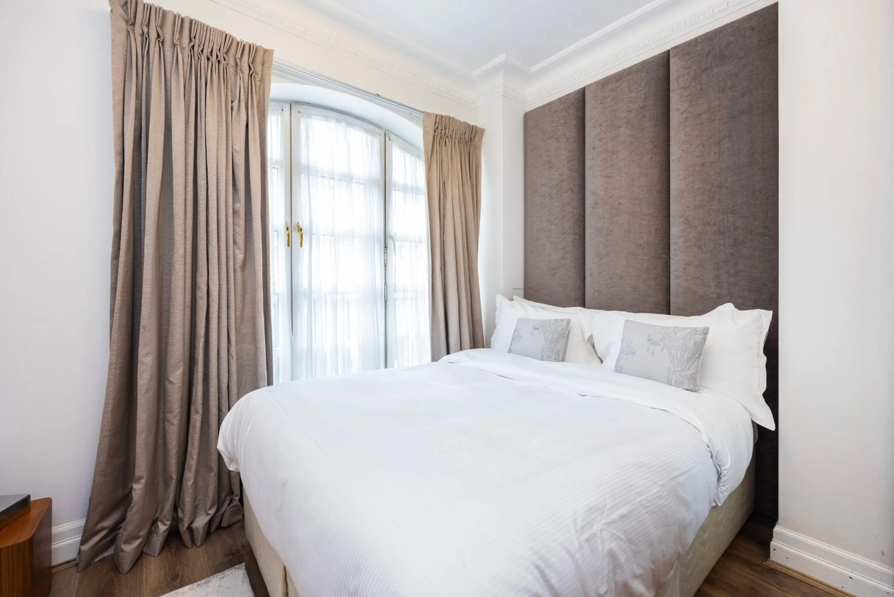 Bed in CARLTON COURT - MAYFAIR