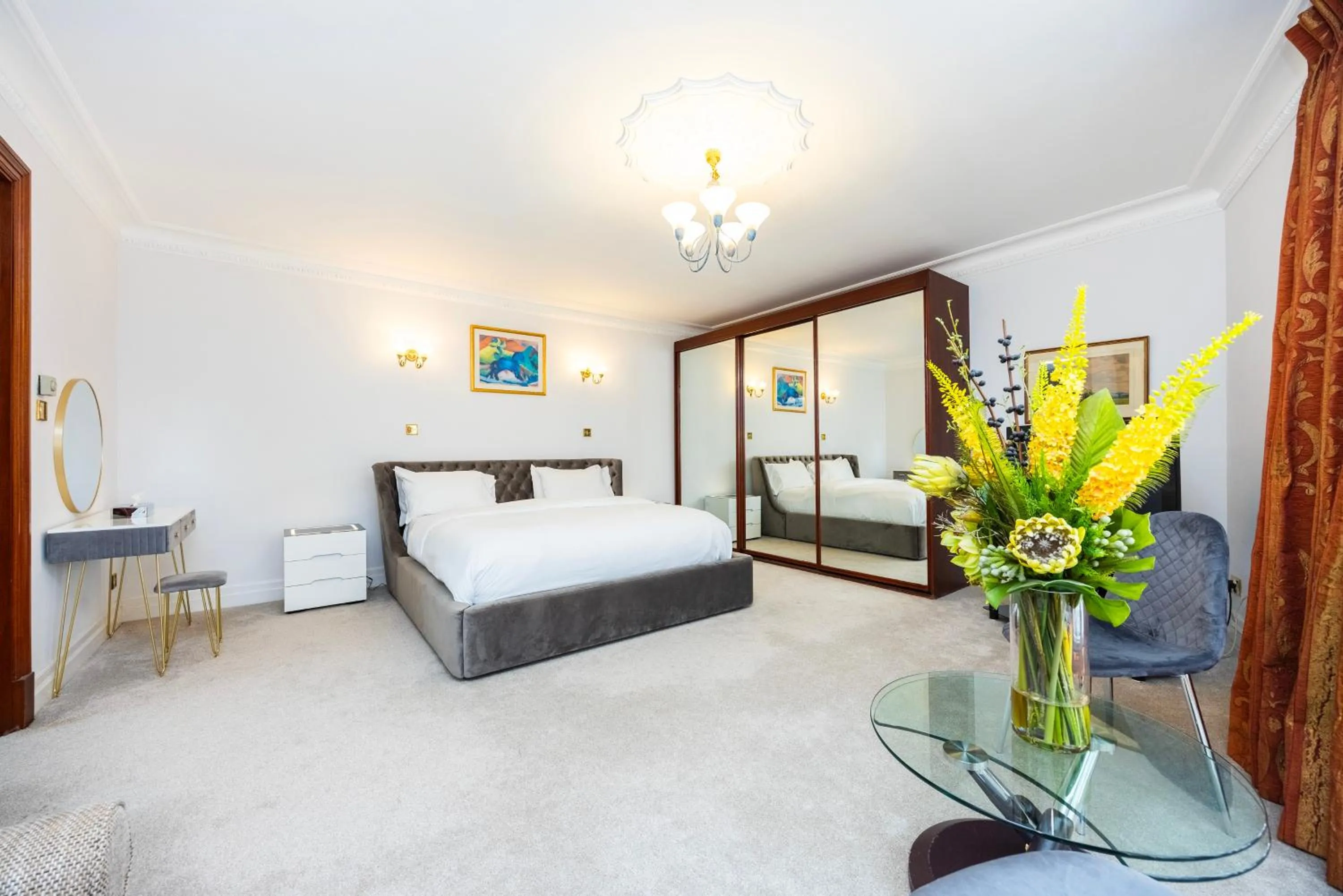 Bedroom, Bed in CARLTON COURT - MAYFAIR