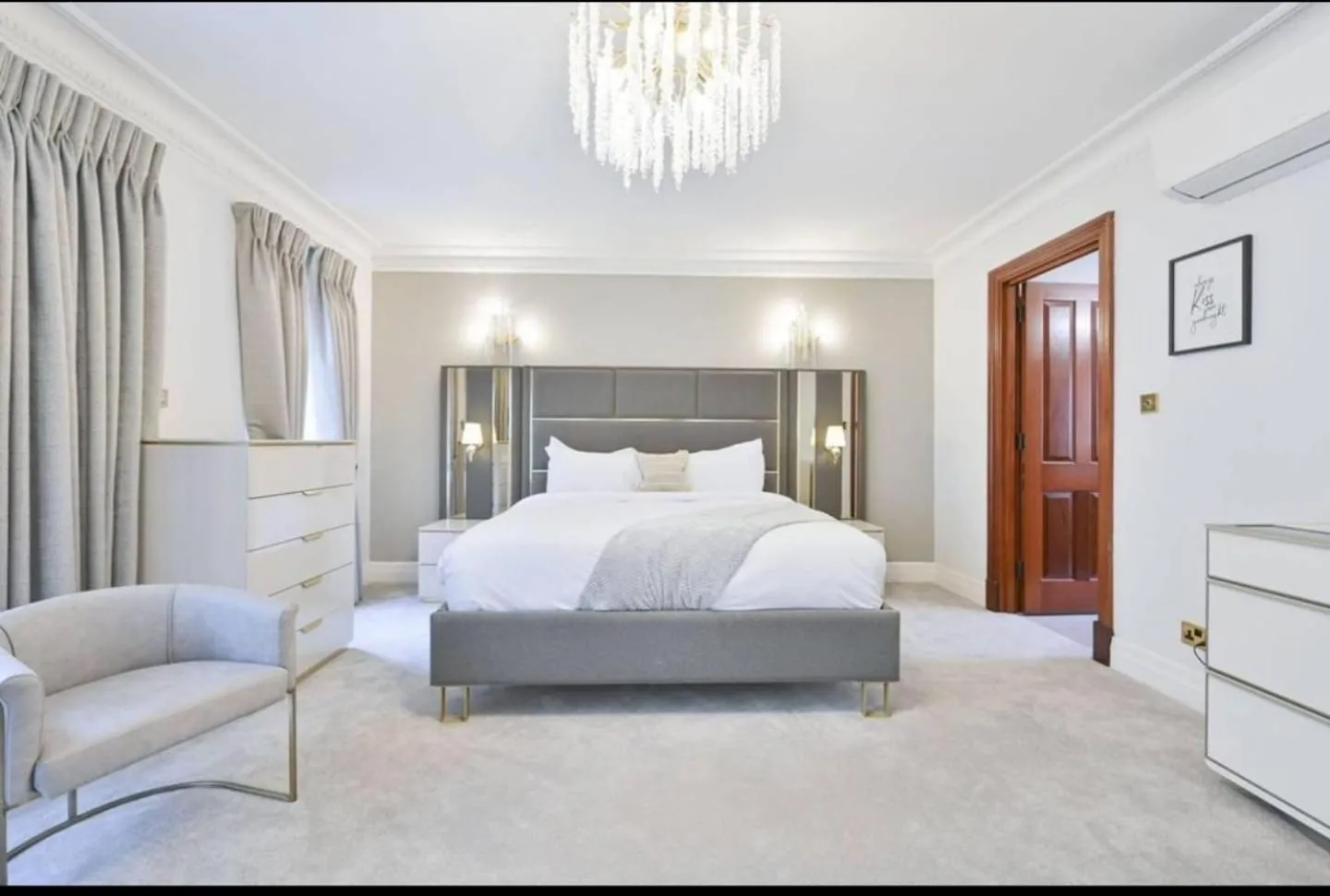 Bedroom, Bed in CARLTON COURT - MAYFAIR