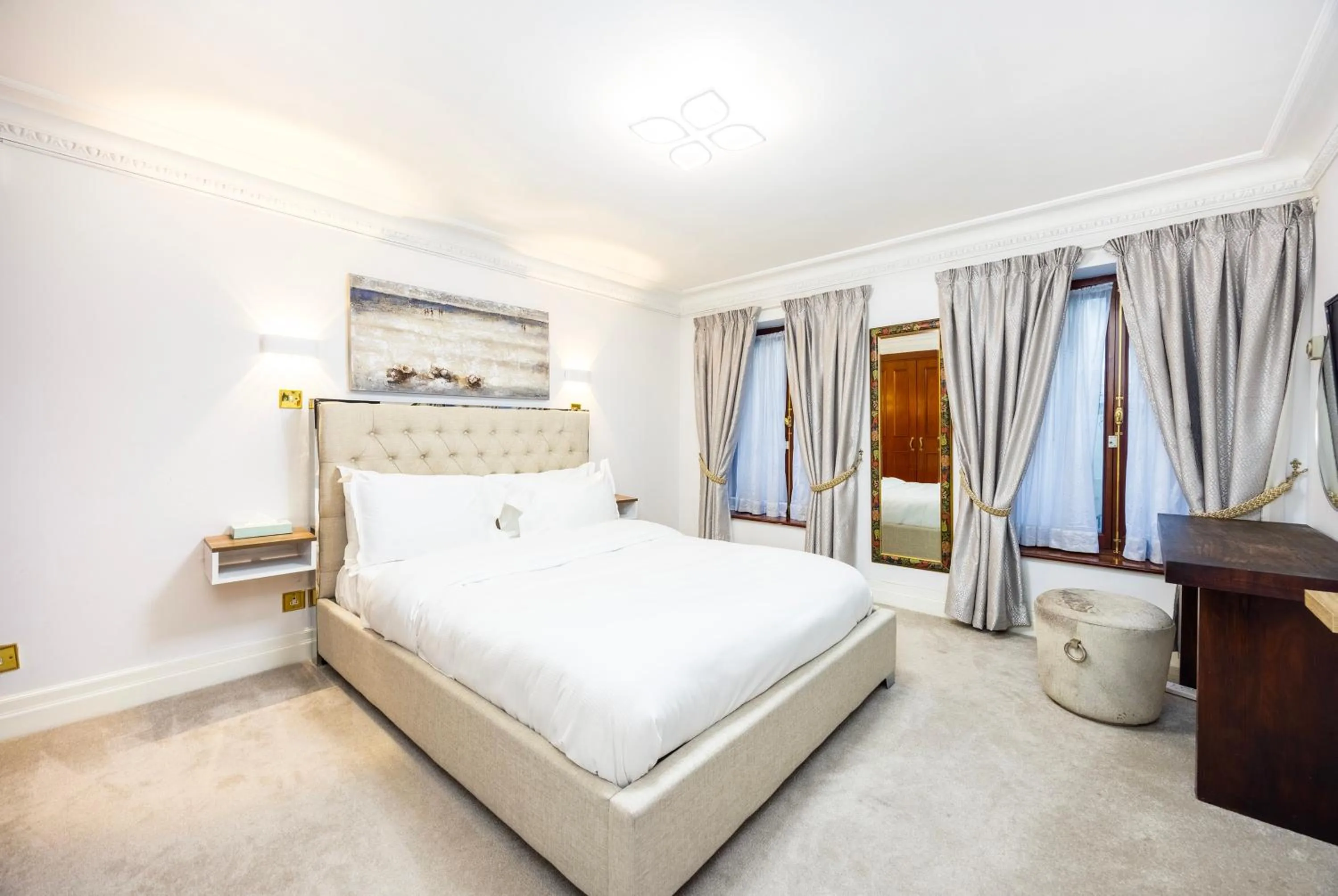 Photo of the whole room, Bed in CARLTON COURT - MAYFAIR