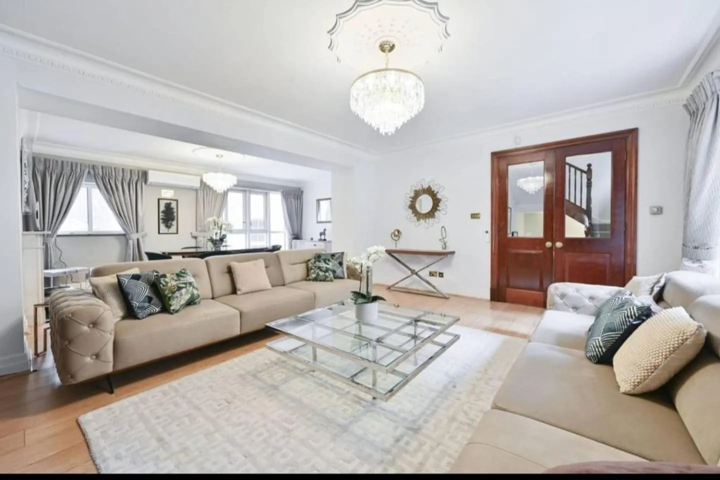 Living room in CARLTON COURT - MAYFAIR