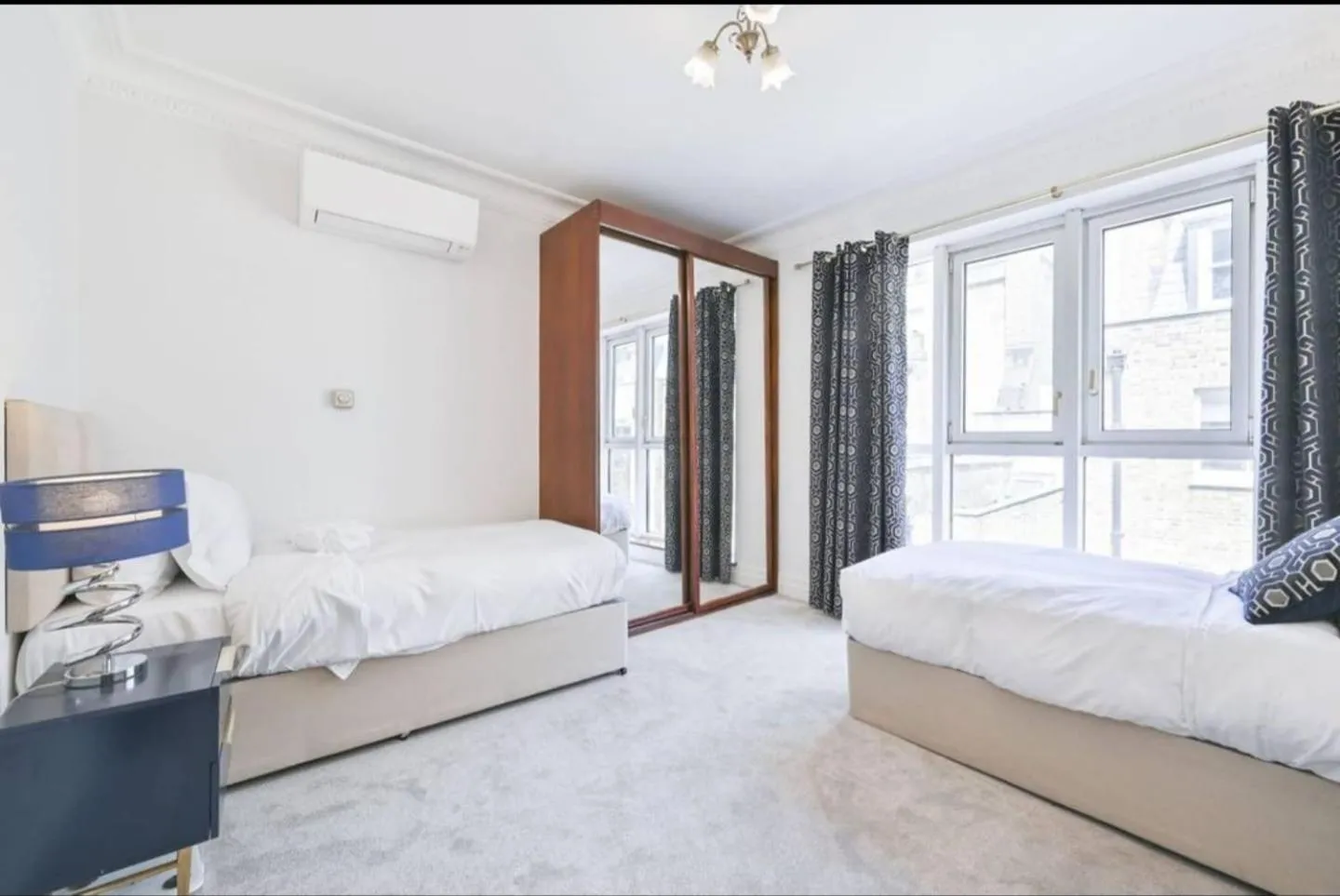 Bedroom, Bed in CARLTON COURT - MAYFAIR