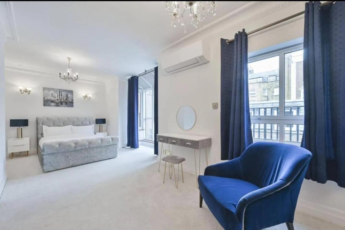 Bedroom, Bed in CARLTON COURT - MAYFAIR