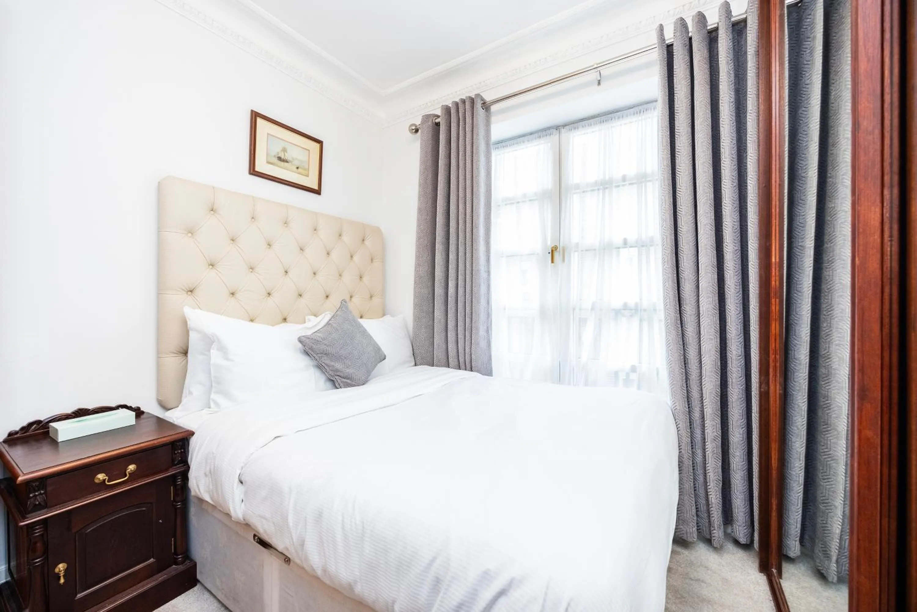Bed in CARLTON COURT - MAYFAIR
