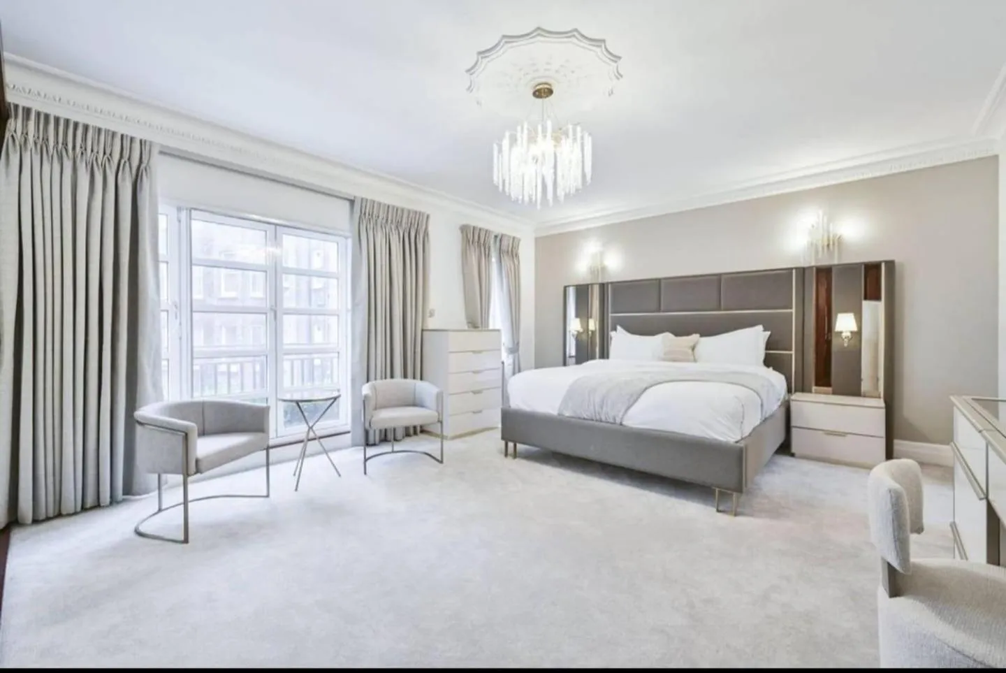 Bed in CARLTON COURT - MAYFAIR