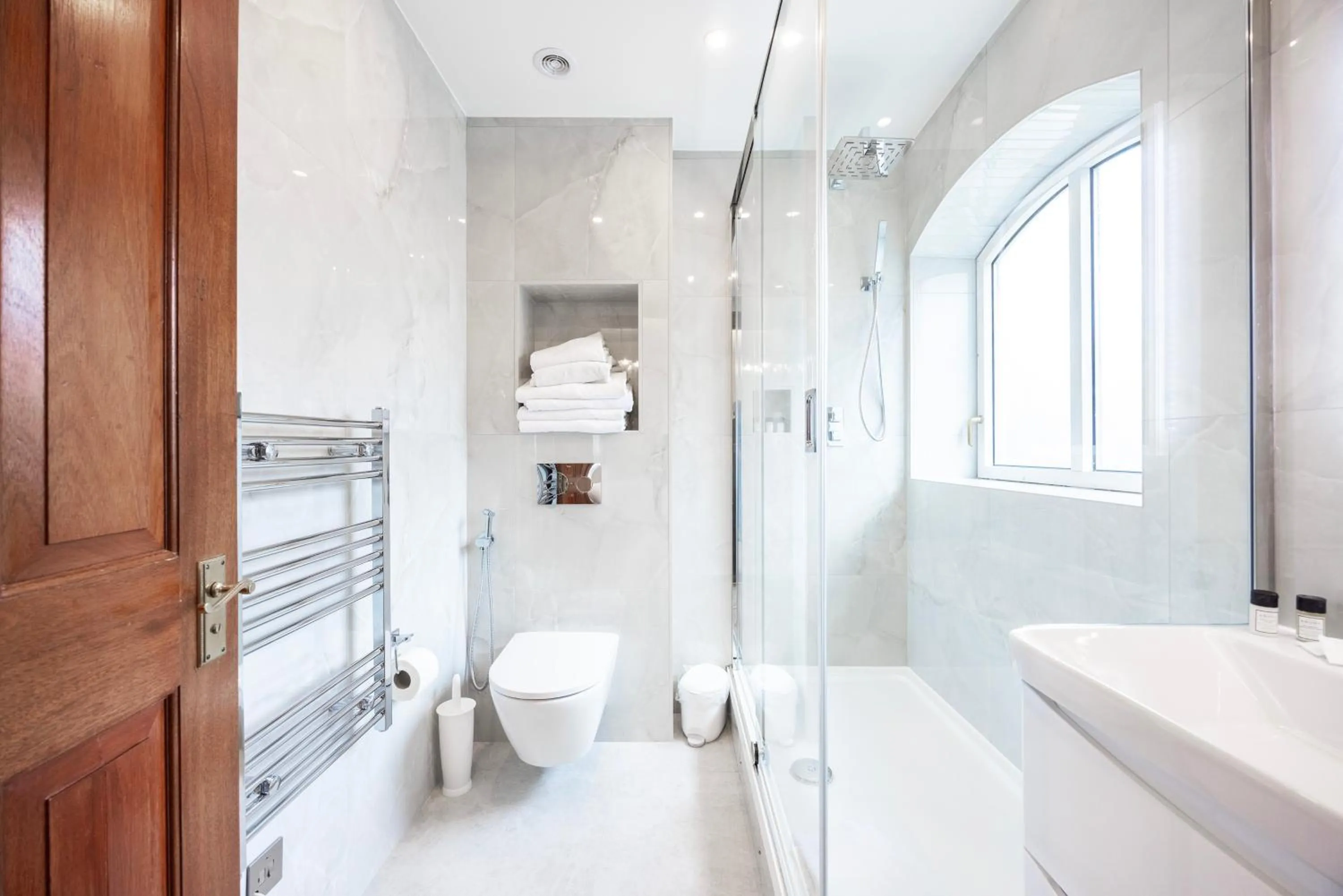 Shower in CARLTON COURT - MAYFAIR