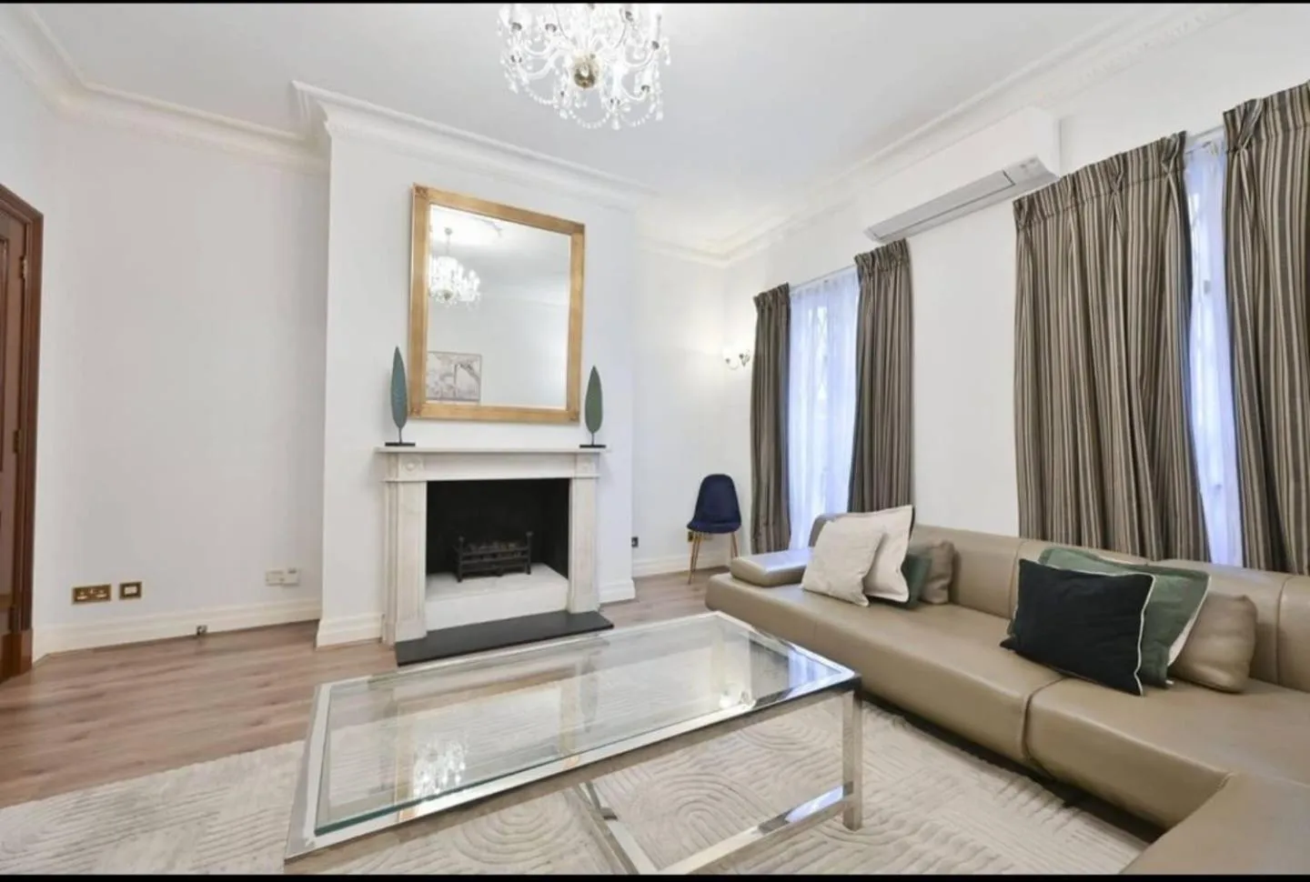 Seating area in CARLTON COURT - MAYFAIR