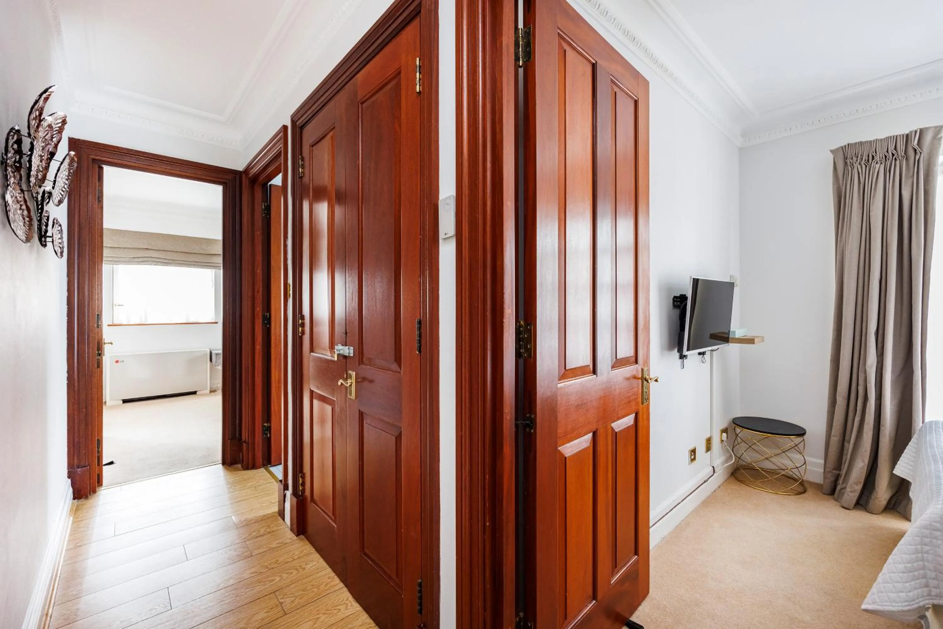 Communal lounge/ TV room, Bed in CARLTON COURT - MAYFAIR