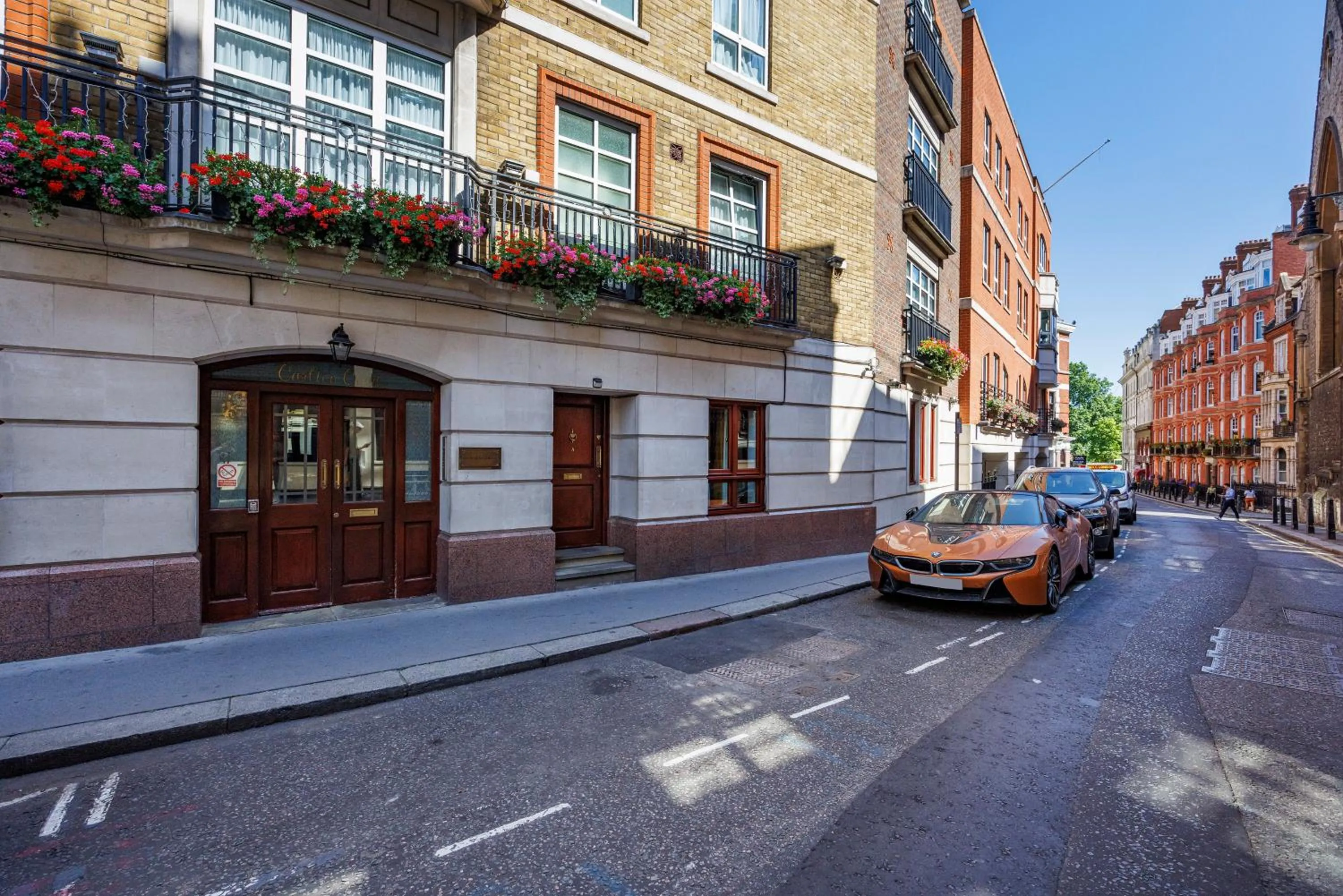 Property building in CARLTON COURT - MAYFAIR