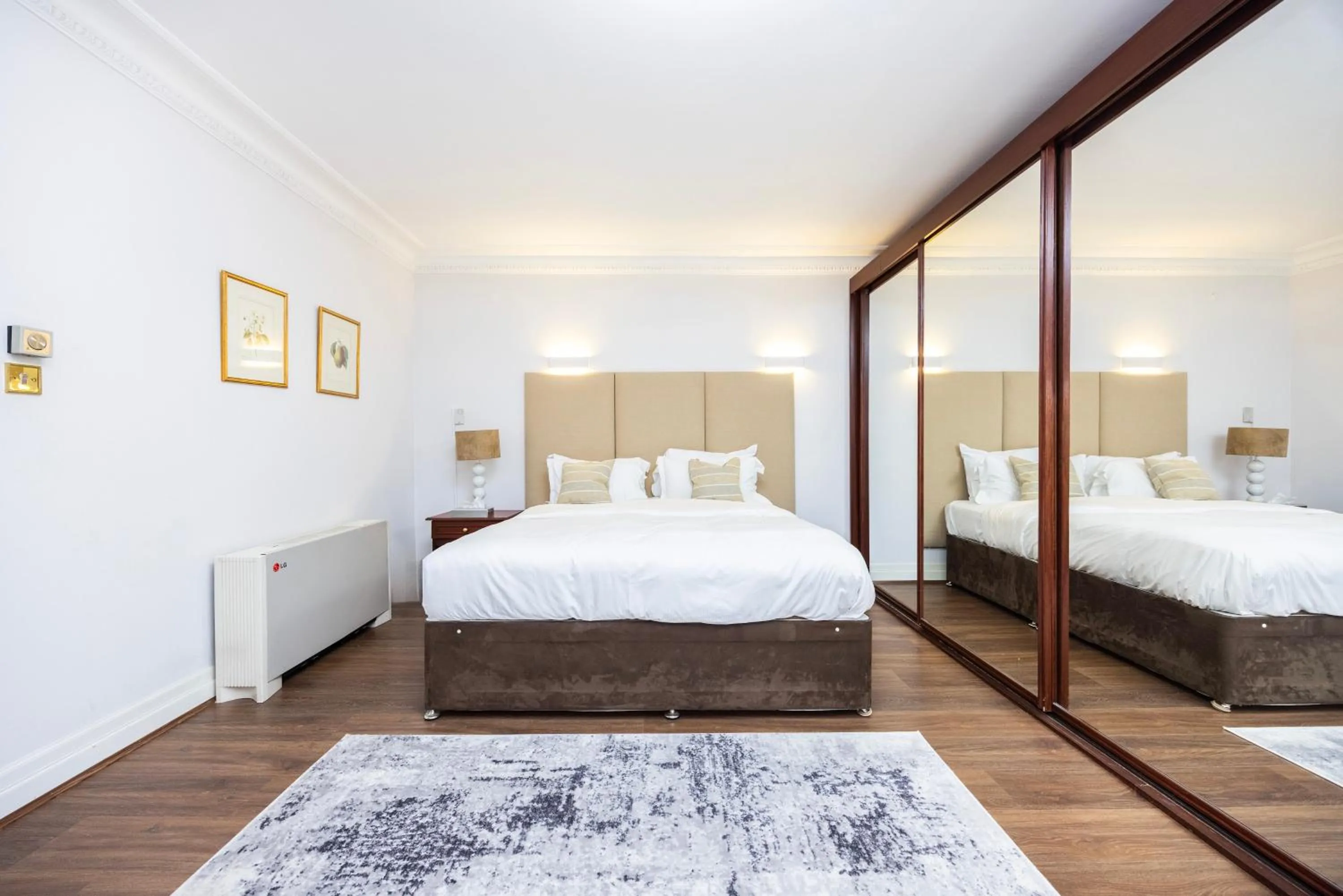 Bedroom, Bed in CARLTON COURT - MAYFAIR