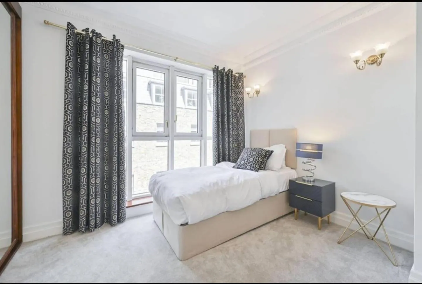 Bedroom, Bed in CARLTON COURT - MAYFAIR