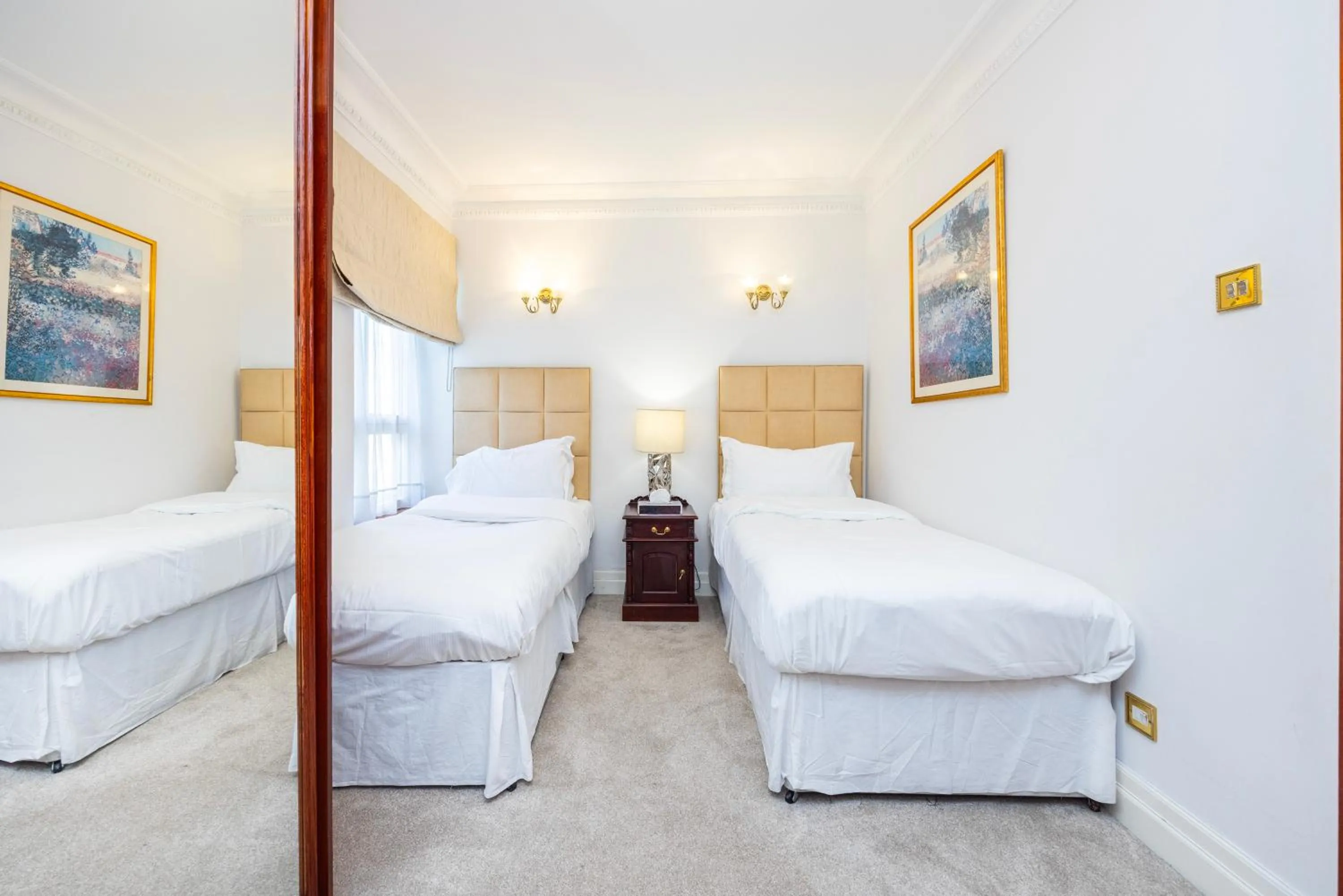 Bedroom, Bed in CARLTON COURT - MAYFAIR