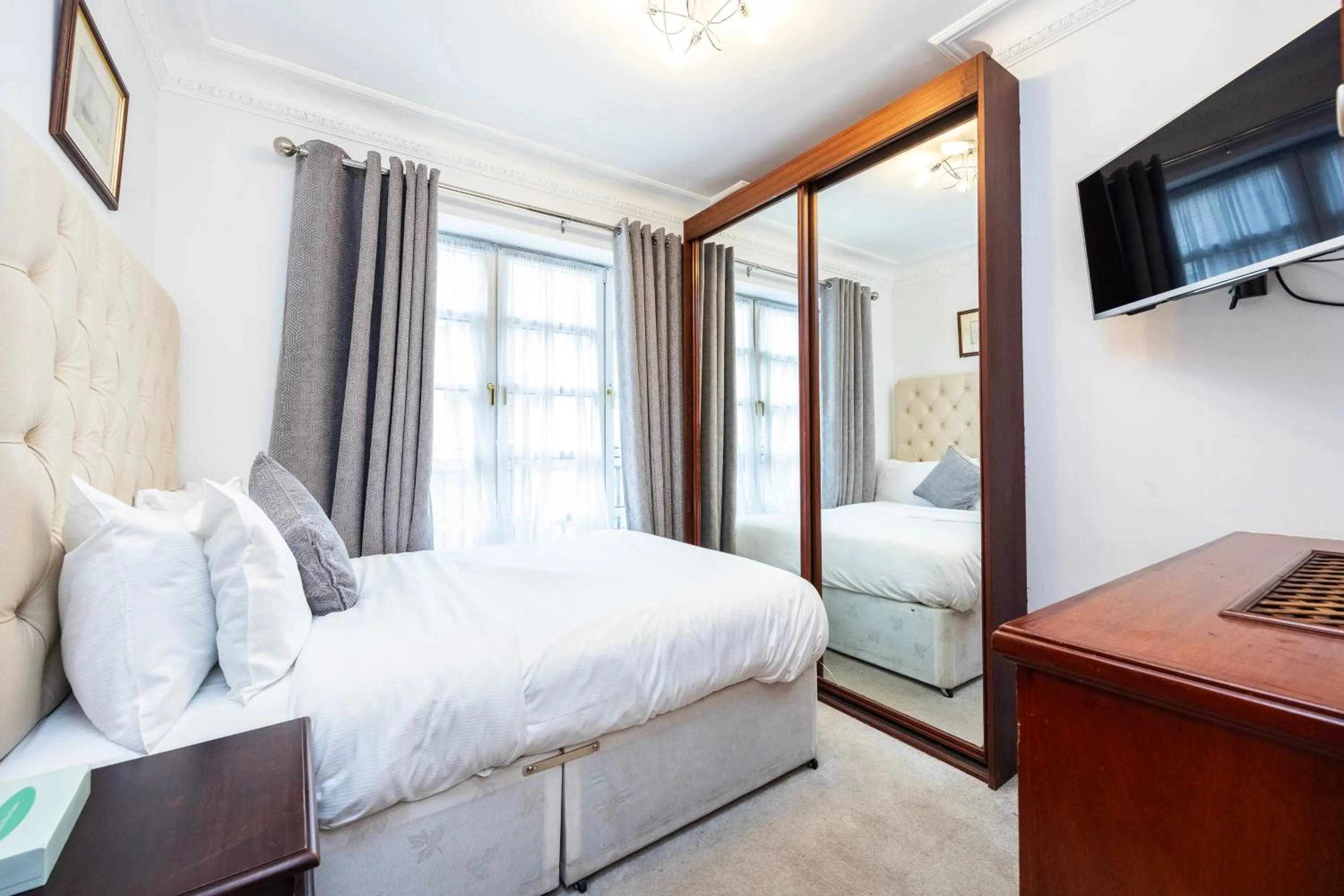 Bed in CARLTON COURT - MAYFAIR