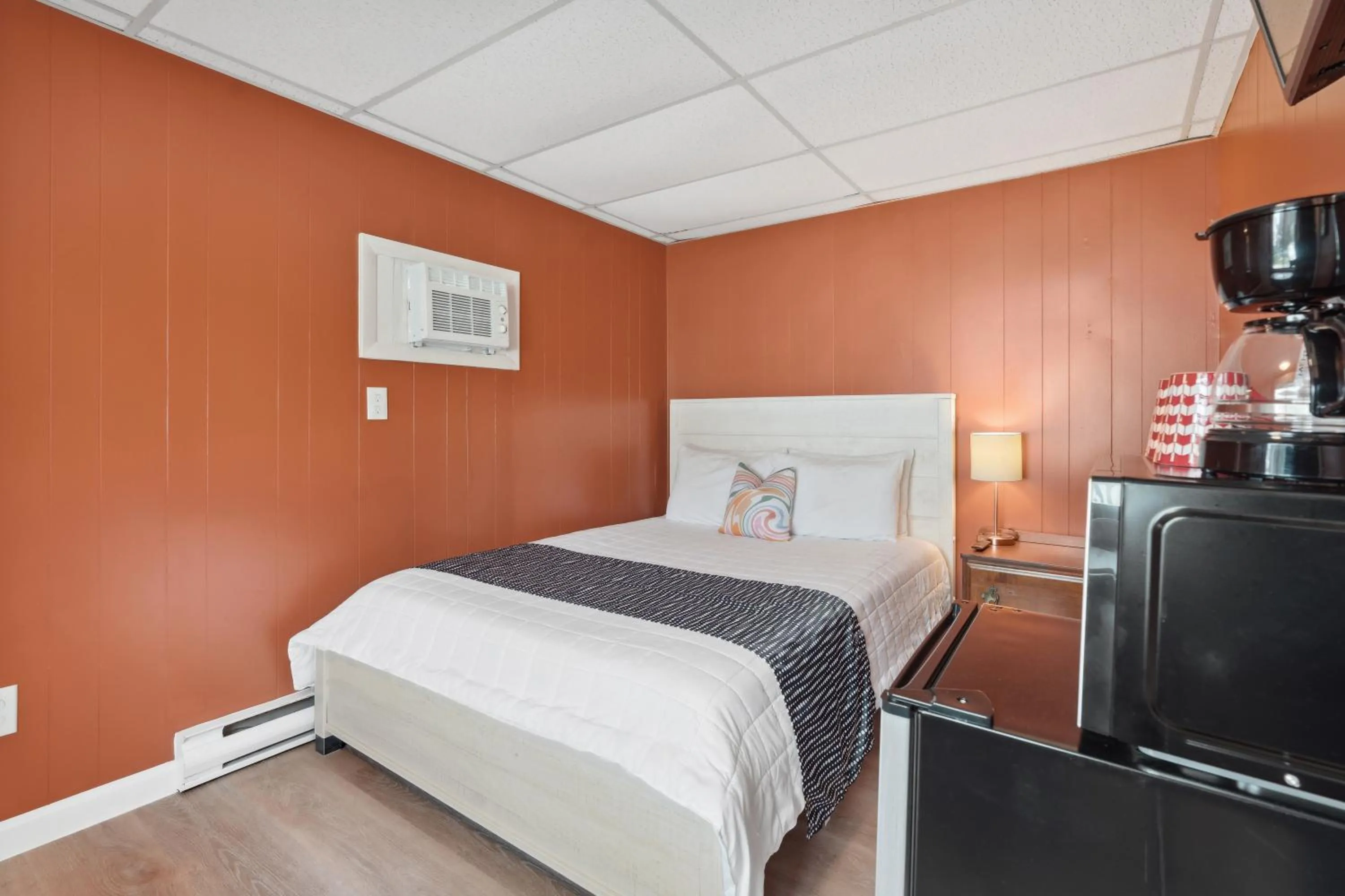 Bed in The Beaches Guestrooms and Cottages