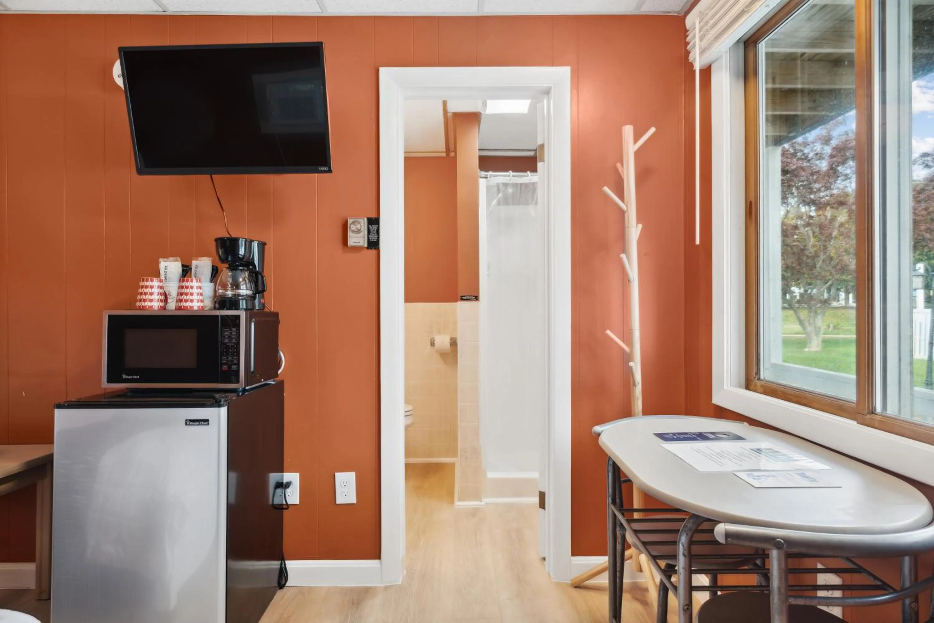 TV and multimedia in The Beaches Guestrooms and Cottages