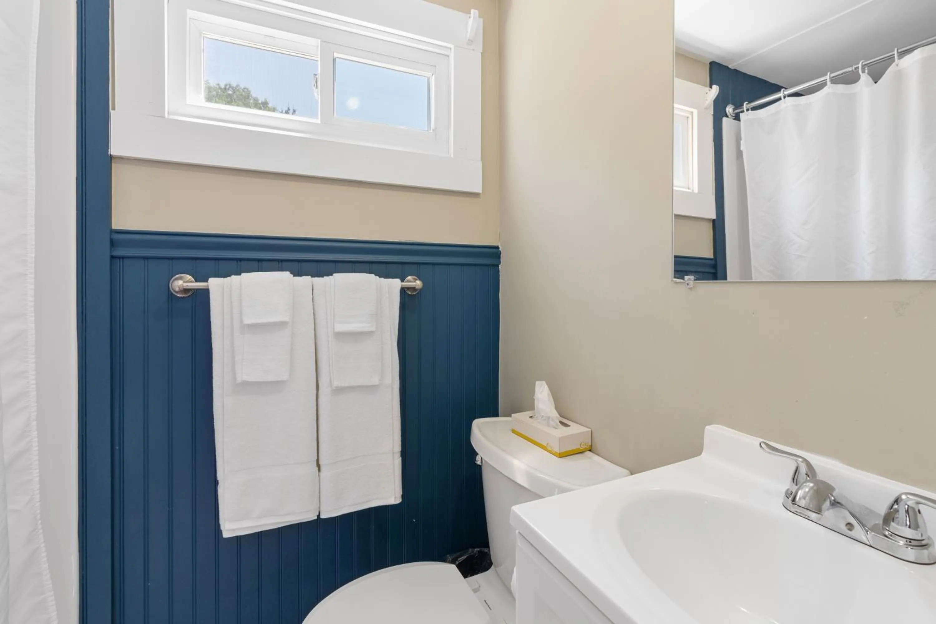 Toilet, Bed in The Beaches Guestrooms and Cottages