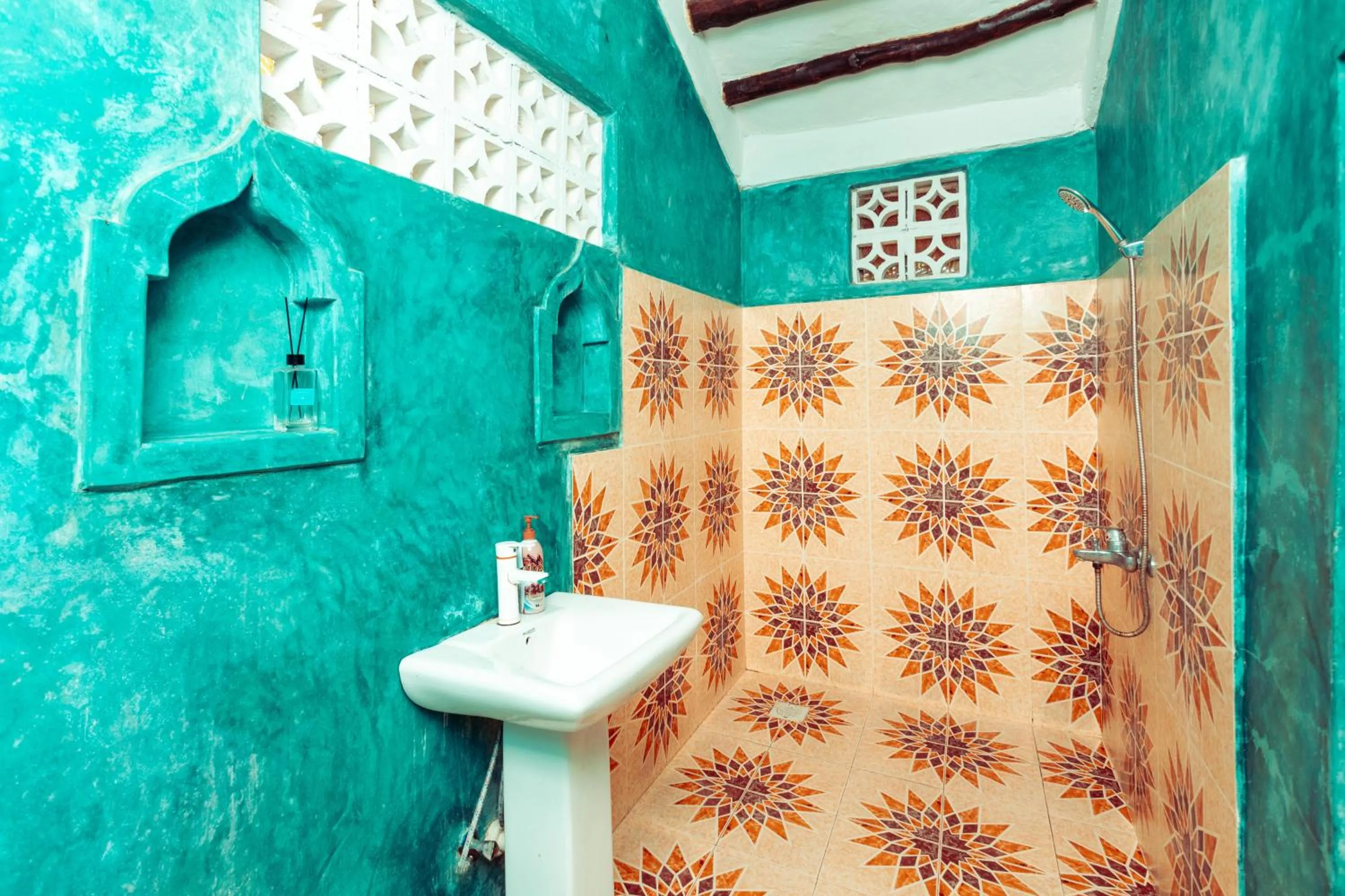 Shower in Demani Lodge Zanzibar