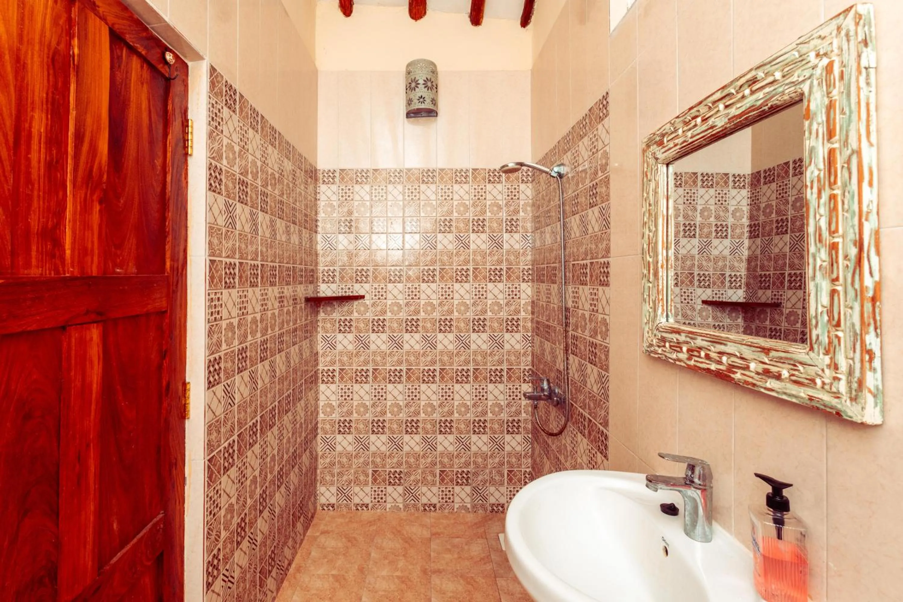 Shower in Demani Lodge Zanzibar